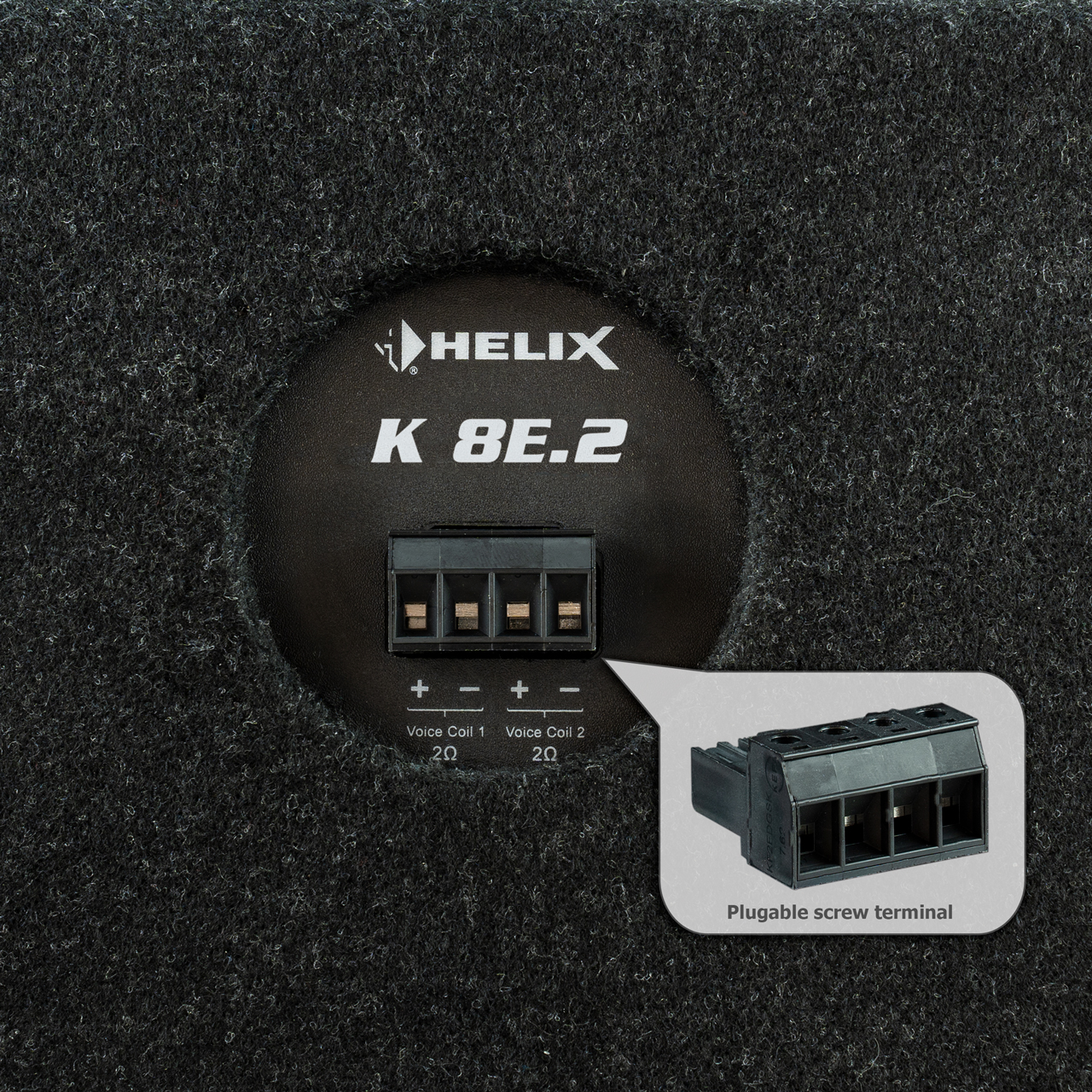 Schwarzer Lautsprecheranschluss mit Helix-Logo. Text: K 8E.2, Voice Coil 1/2. Steckbare Schraubklemme.