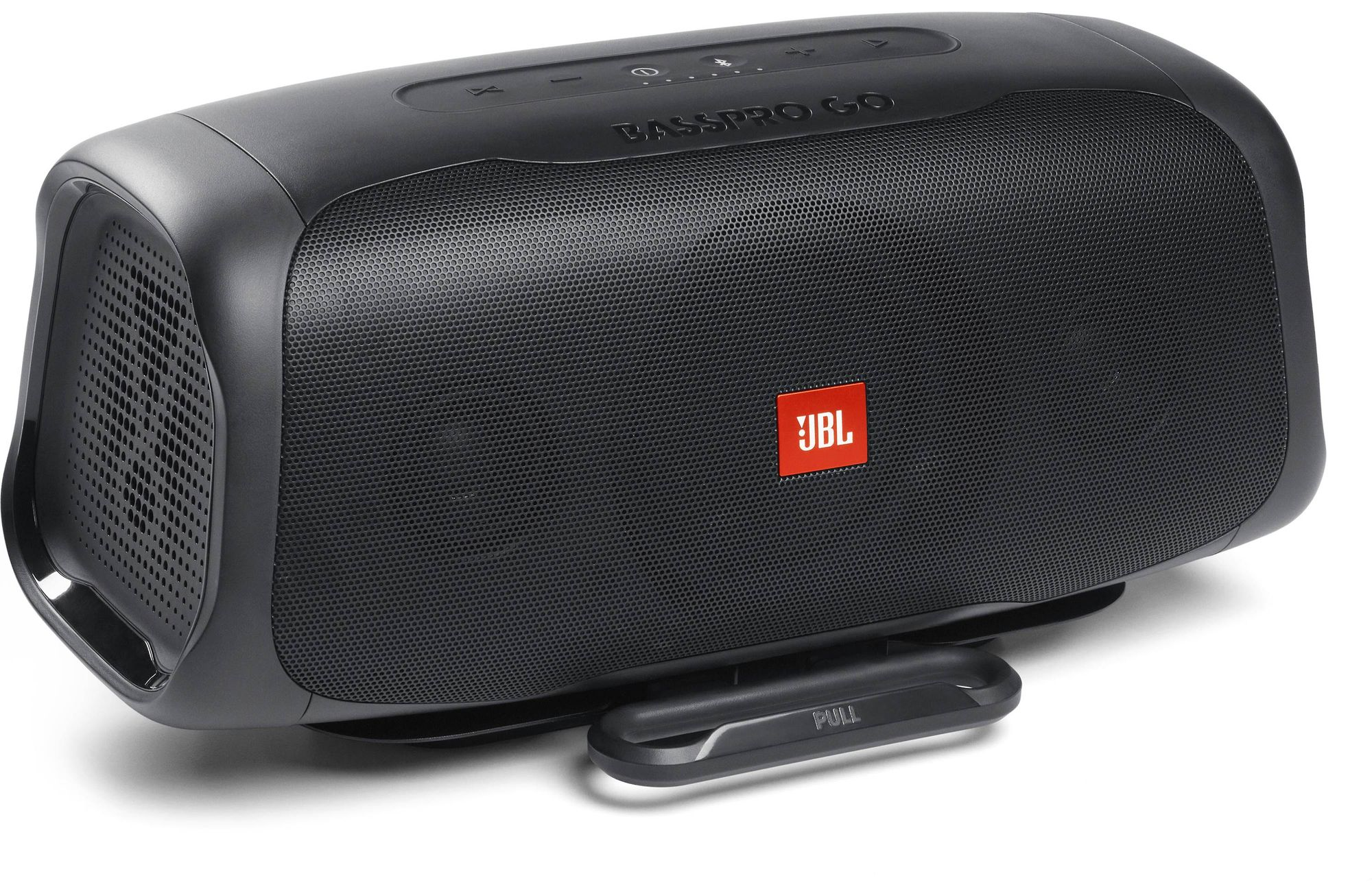 Schwarzer JBL BassPro Go Subwoofer mit rotem Logo und ausziehbarem Griff auf weißem Hintergrund.