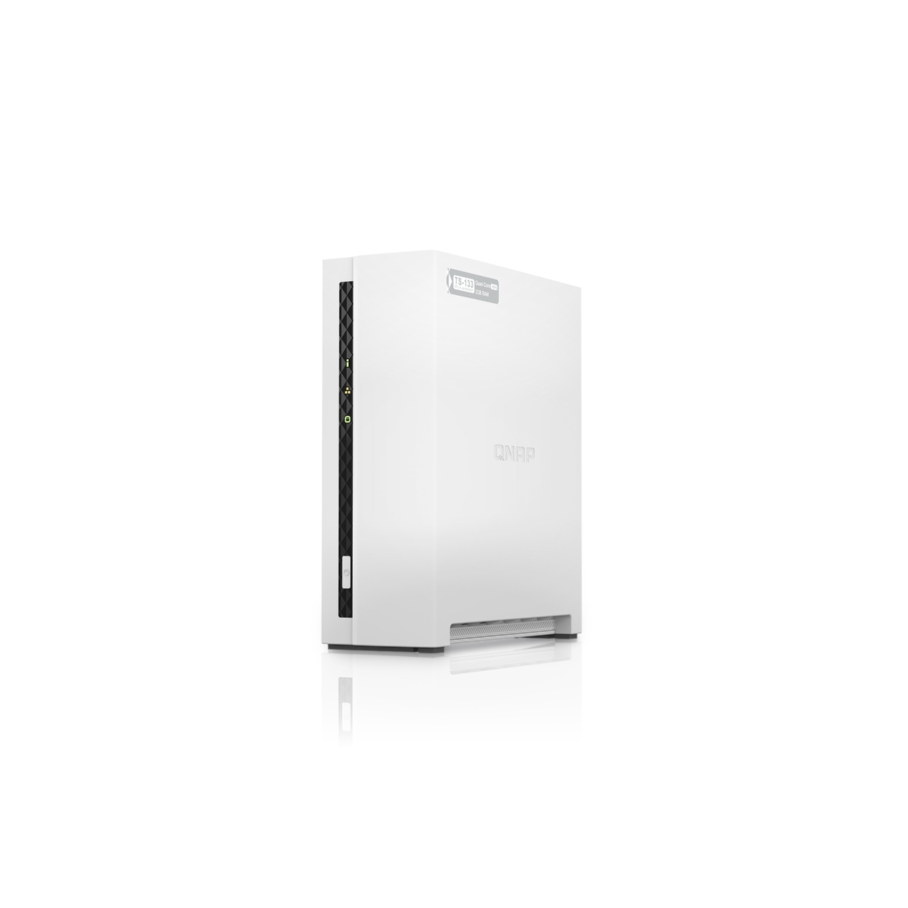 Ein weißer QNAP NAS-Server auf weißem Hintergrund. Der Server hat ein schlankes, modernes Design.