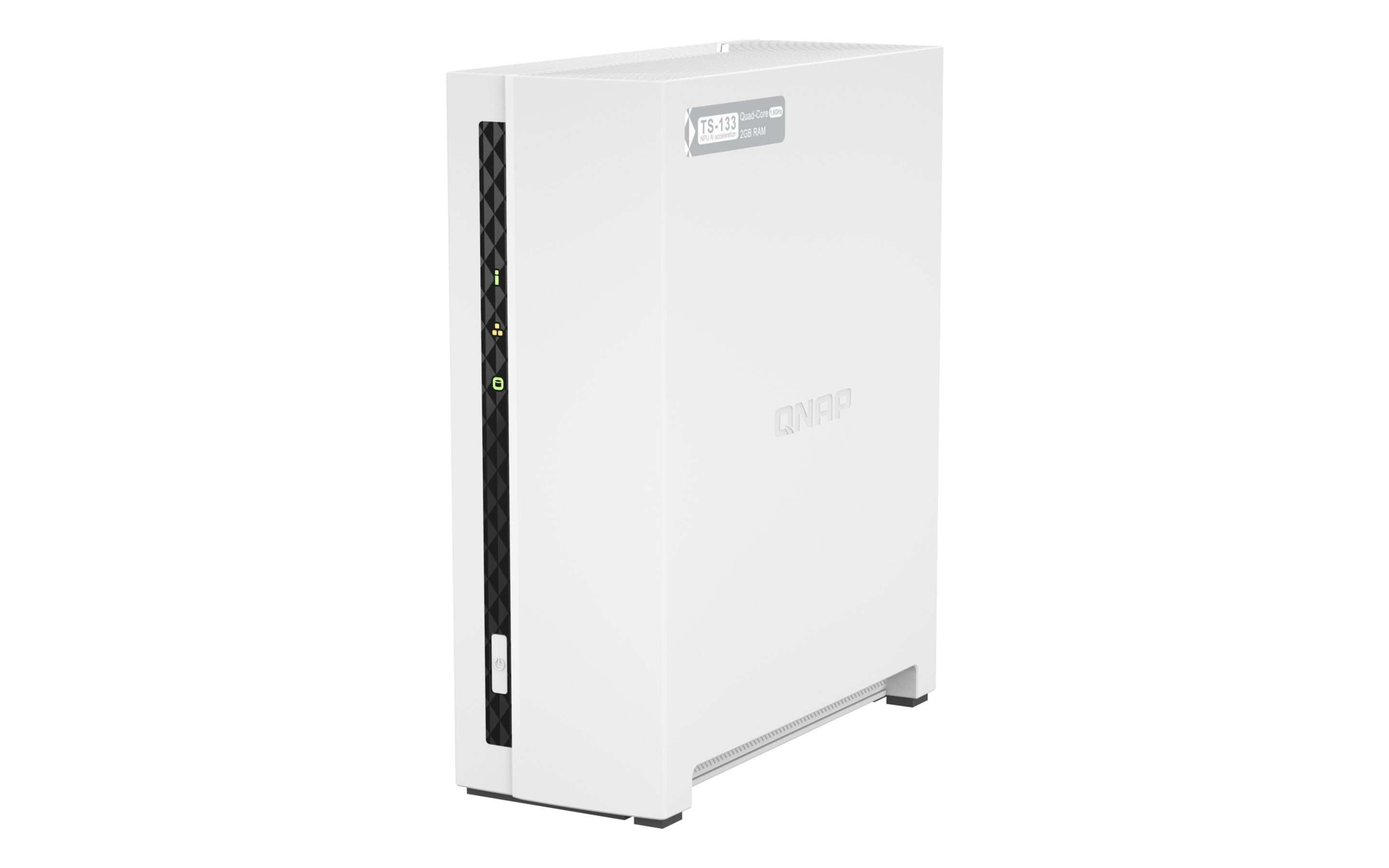 Weißer QNAP-Server mit schwarzer Frontplatte und grünen Kontrollleuchten, schräge Ansicht auf weißem Hintergrund.