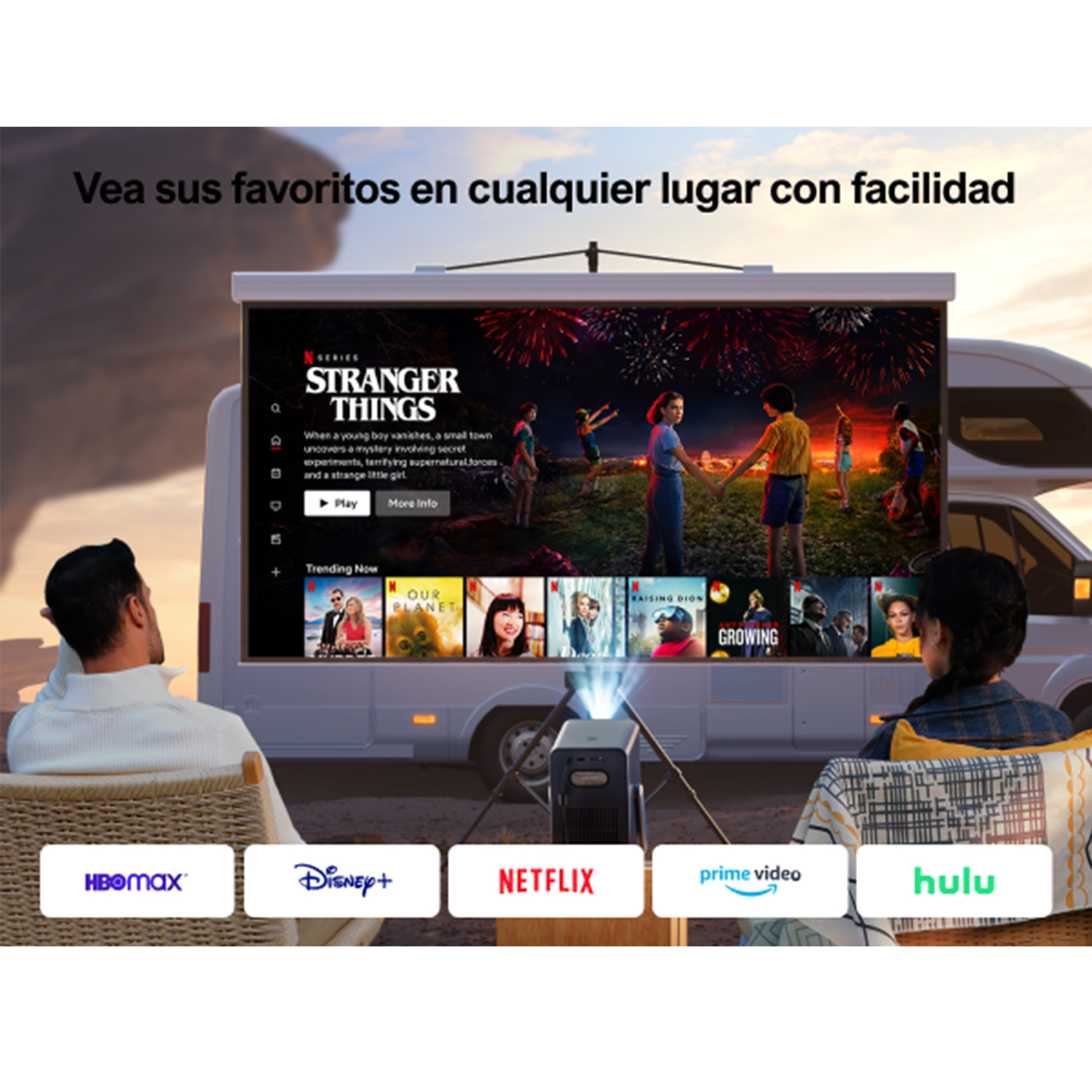 Dos personas ven una pantalla de proyector con 'Stranger Things' y logotipos de servicios de streaming.