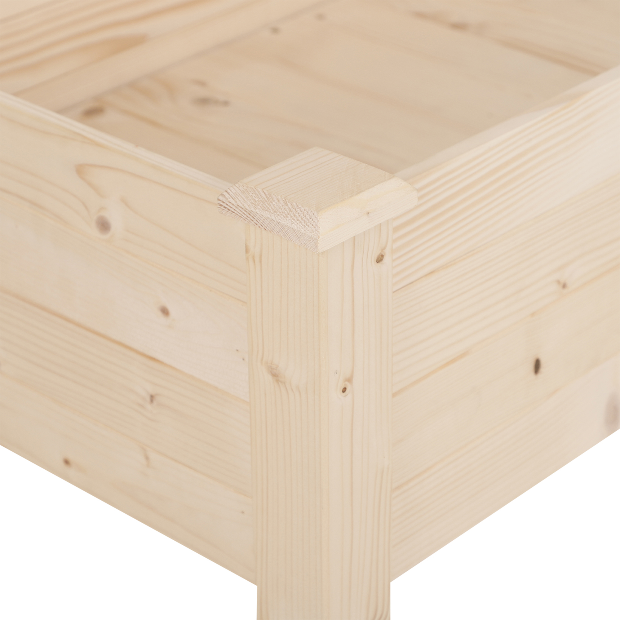L'immagine mostra un angolo del telaio in legno di una fioriera, con legno di colore chiaro.