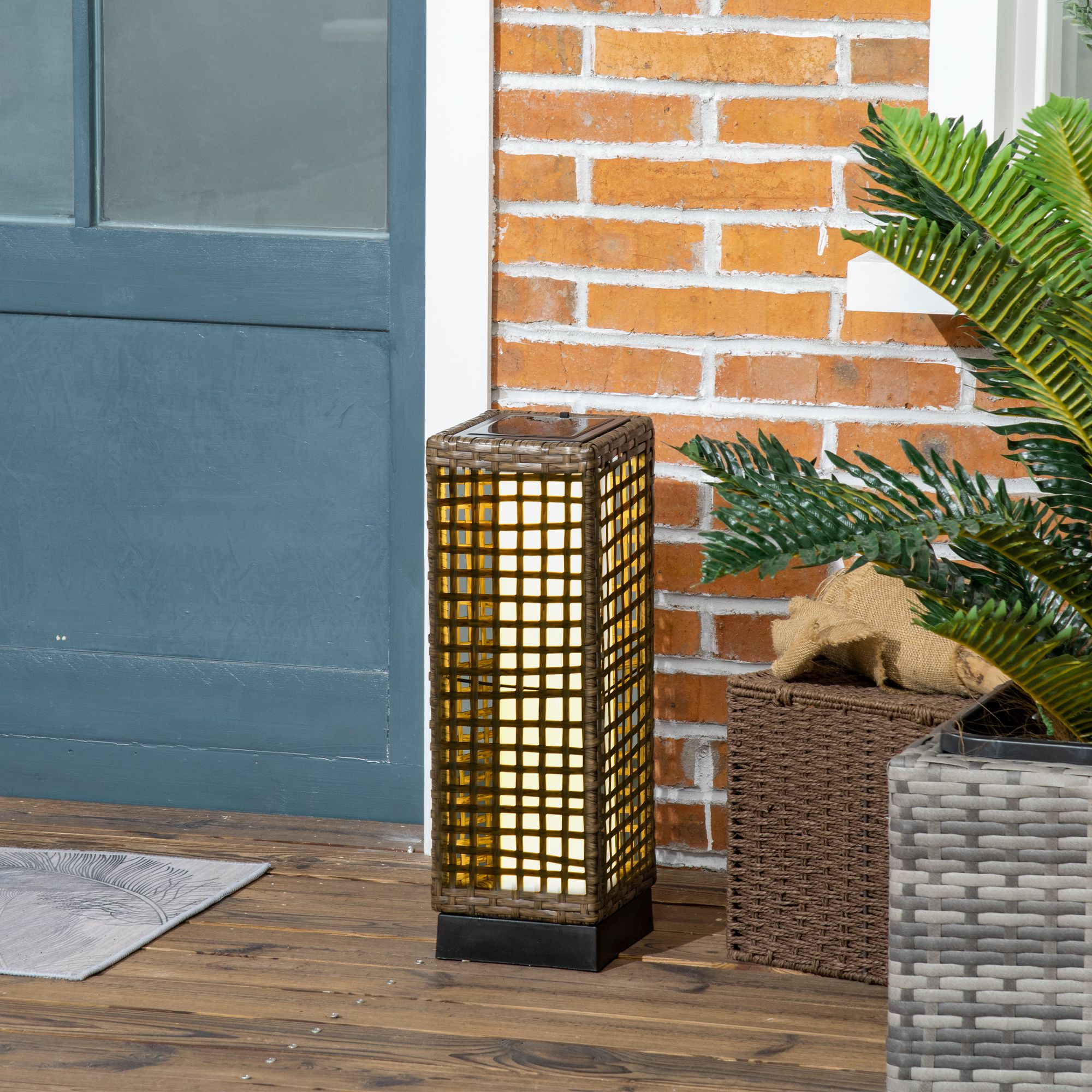 Lampada da esterno rettangolare alta con design a griglia e luce calda.