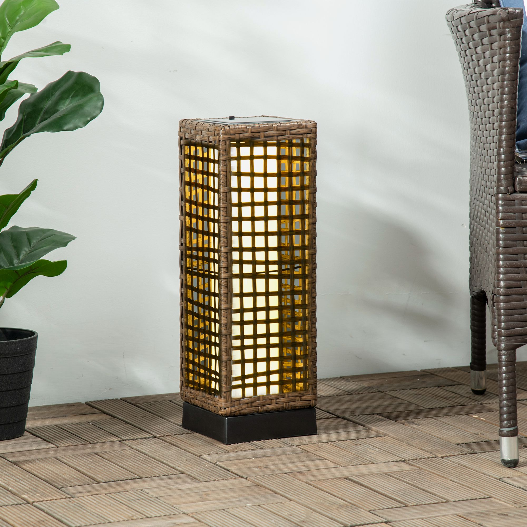 Una lampada solare rettangolare da esterno realizzata in un materiale tessuto, illumina dall'interno.
