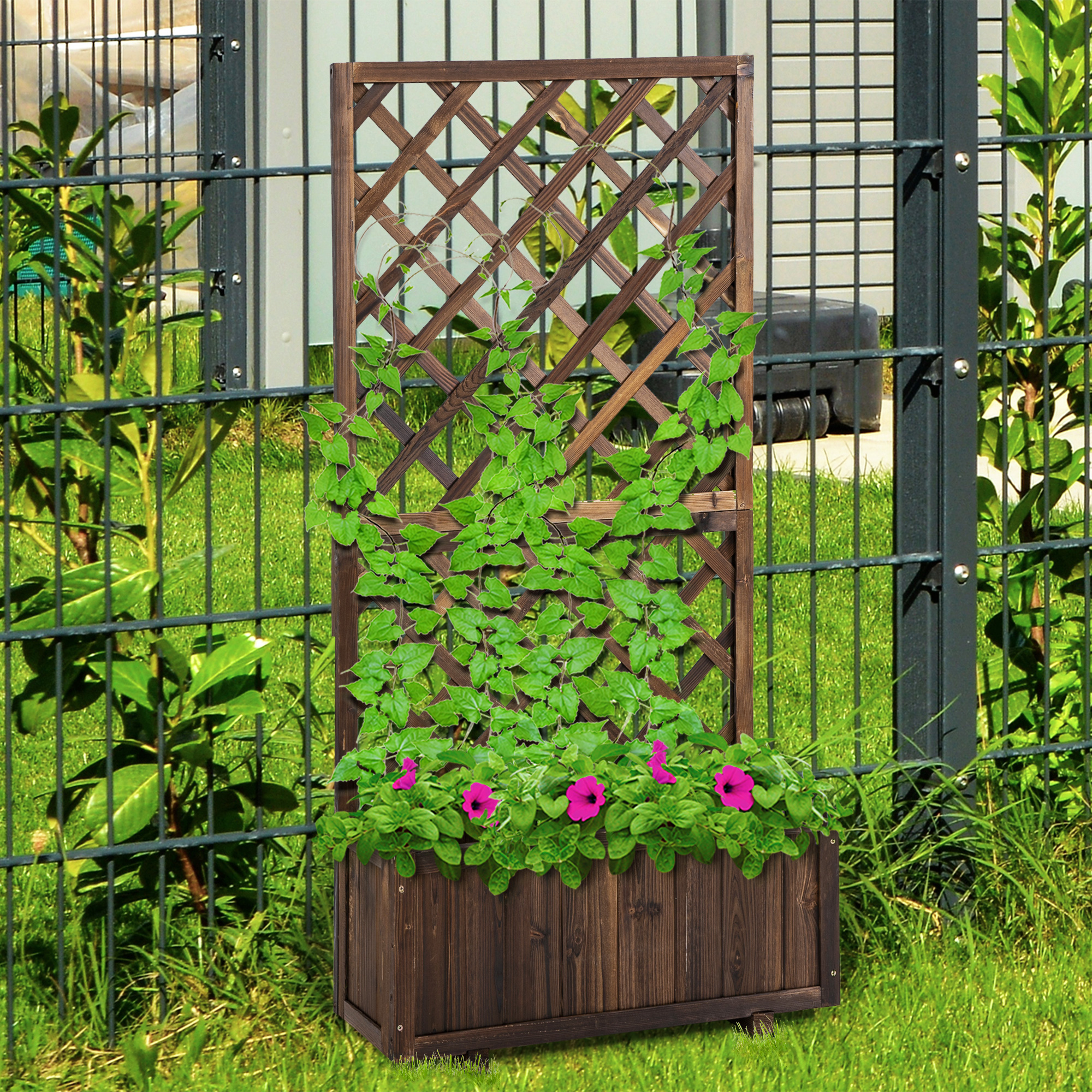 Un traliccio di legno con una fioriera, piante e fiori rosa. Sfondo di erba verde.