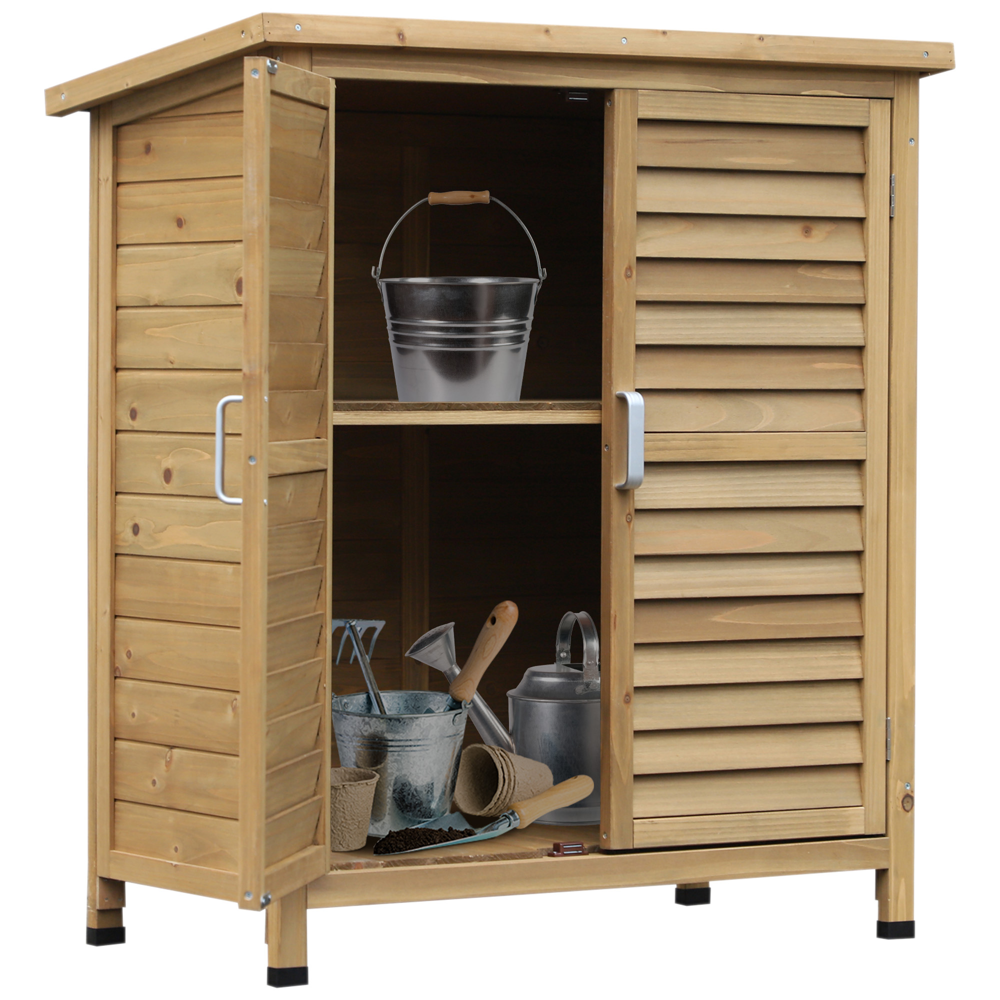 Capanno da giardino in legno con porta aperta. Utensili e un secchio visibili sugli scaffali. Sfondo bianco.
