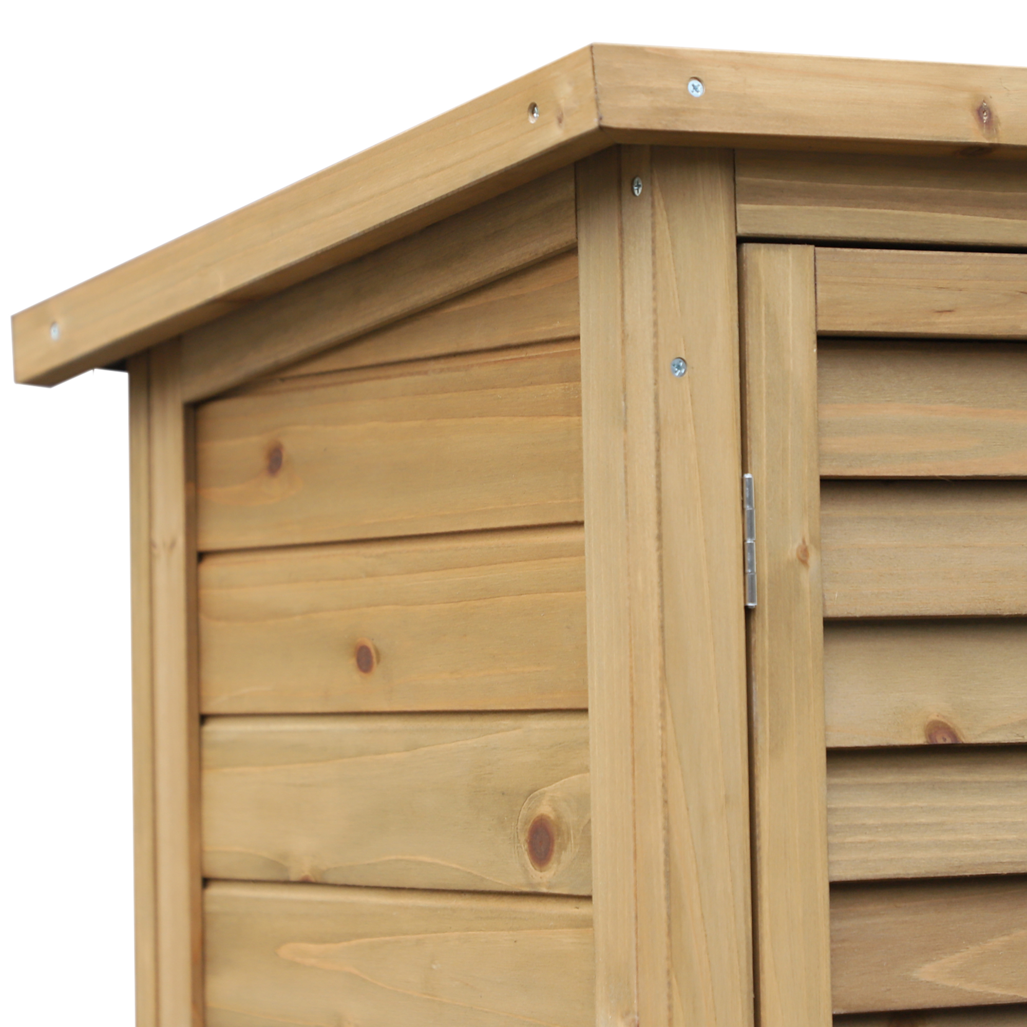 Primo piano dell'angolo di un capanno in legno, che mostra il tetto, la porta e i dettagli del legno.