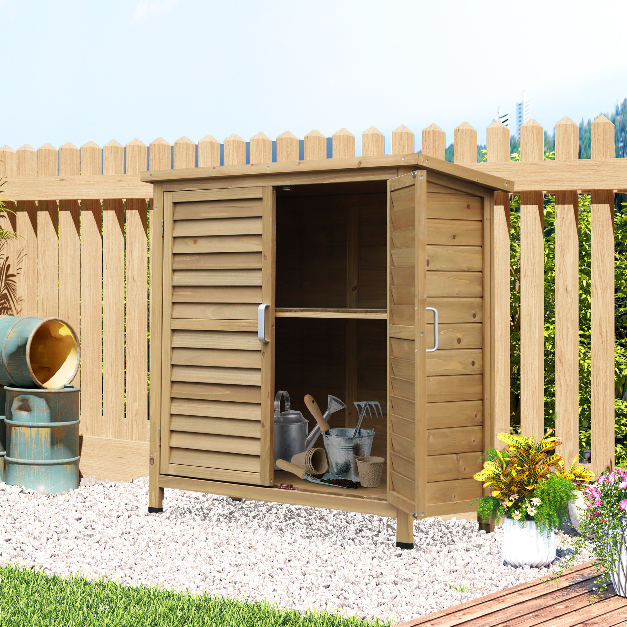 Un capanno in legno con porte aperte, attrezzi all'interno e una recinzione in legno sullo sfondo.