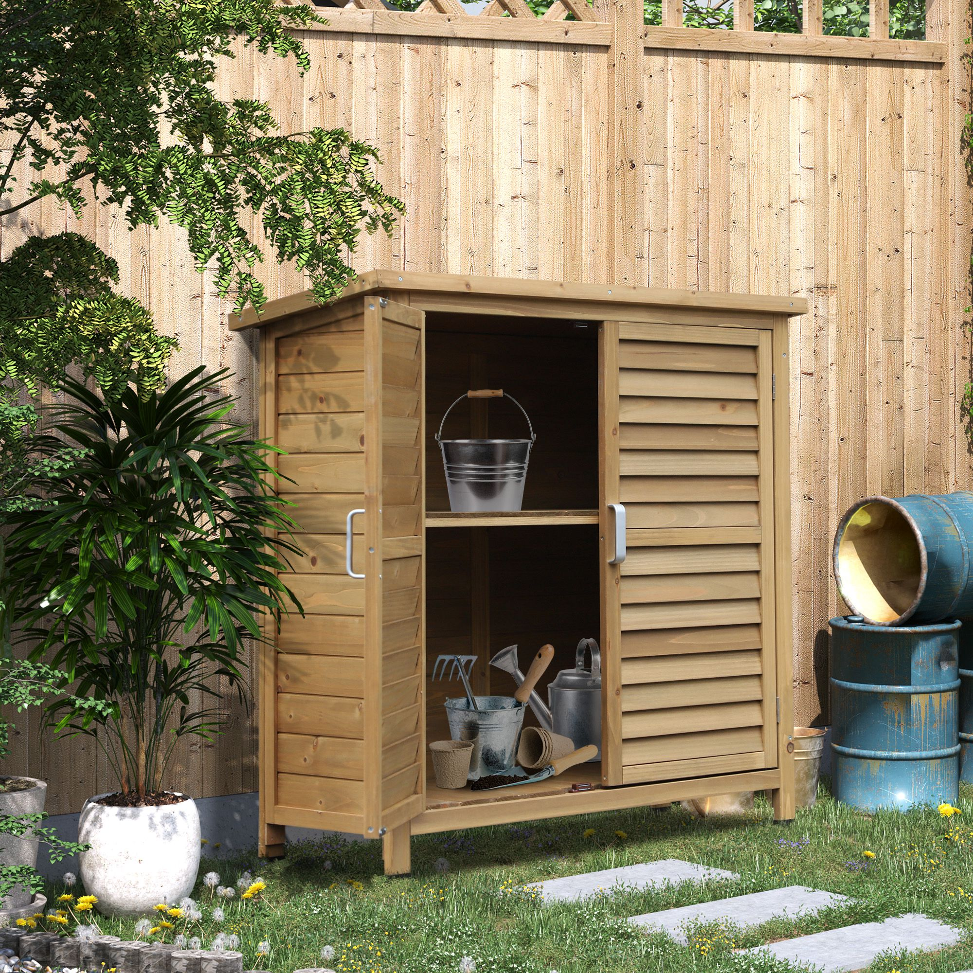 Capanno da giardino in legno con porta aperta. All'interno ci sono attrezzi e un secchio. La porta è aperta.
