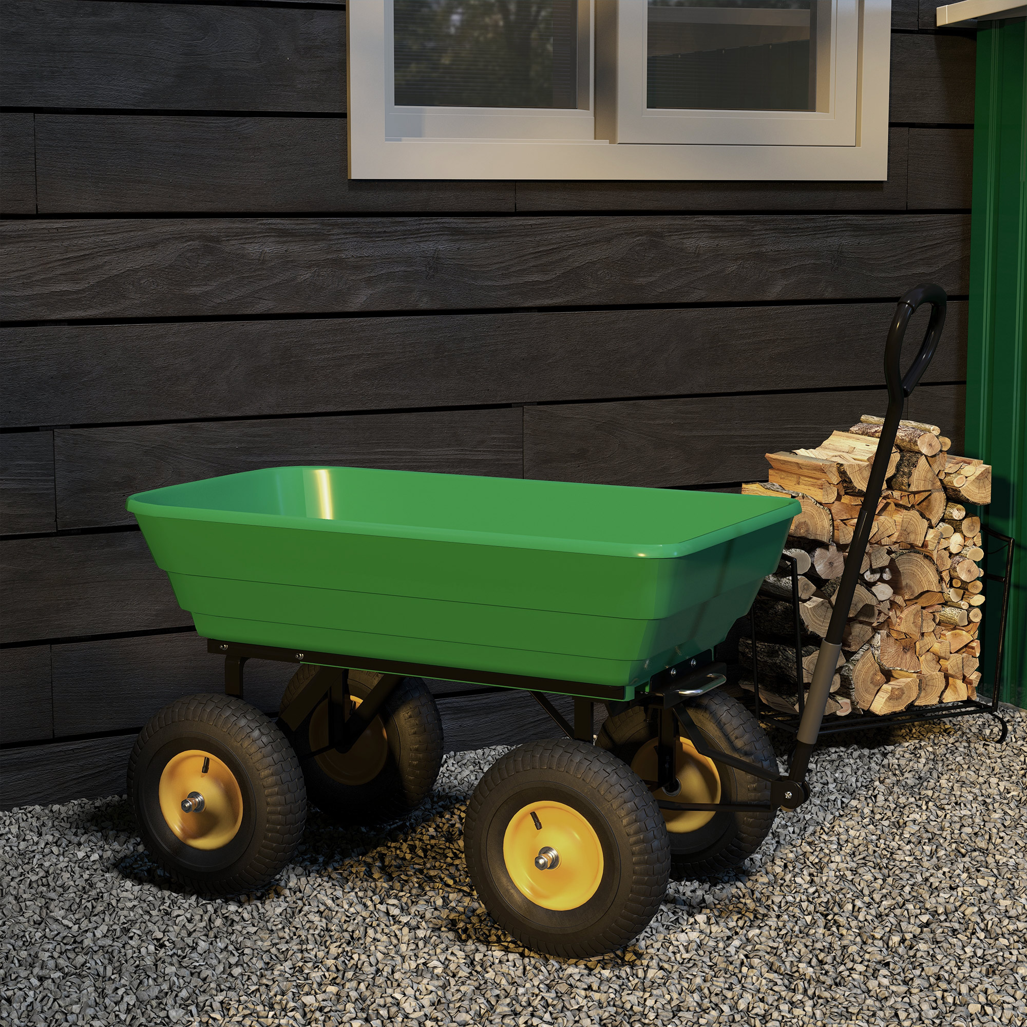 Carrello da giardino verde con quattro ruote, parcheggiato su un vialetto di ghiaia. Legna da ardere impilata vicino.