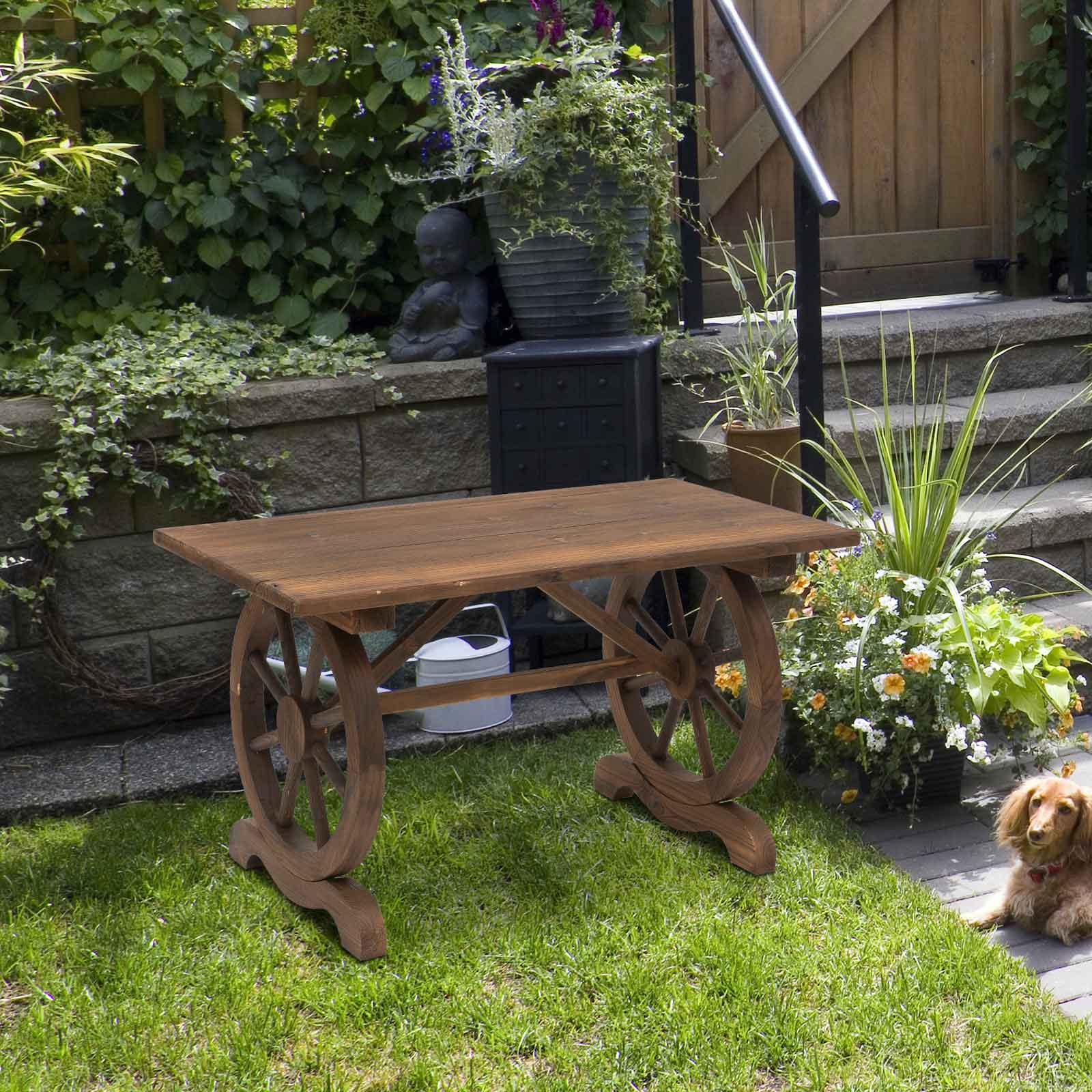 Tavolo in legno con ruote decorative. Un cane è nell'erba lì vicino.