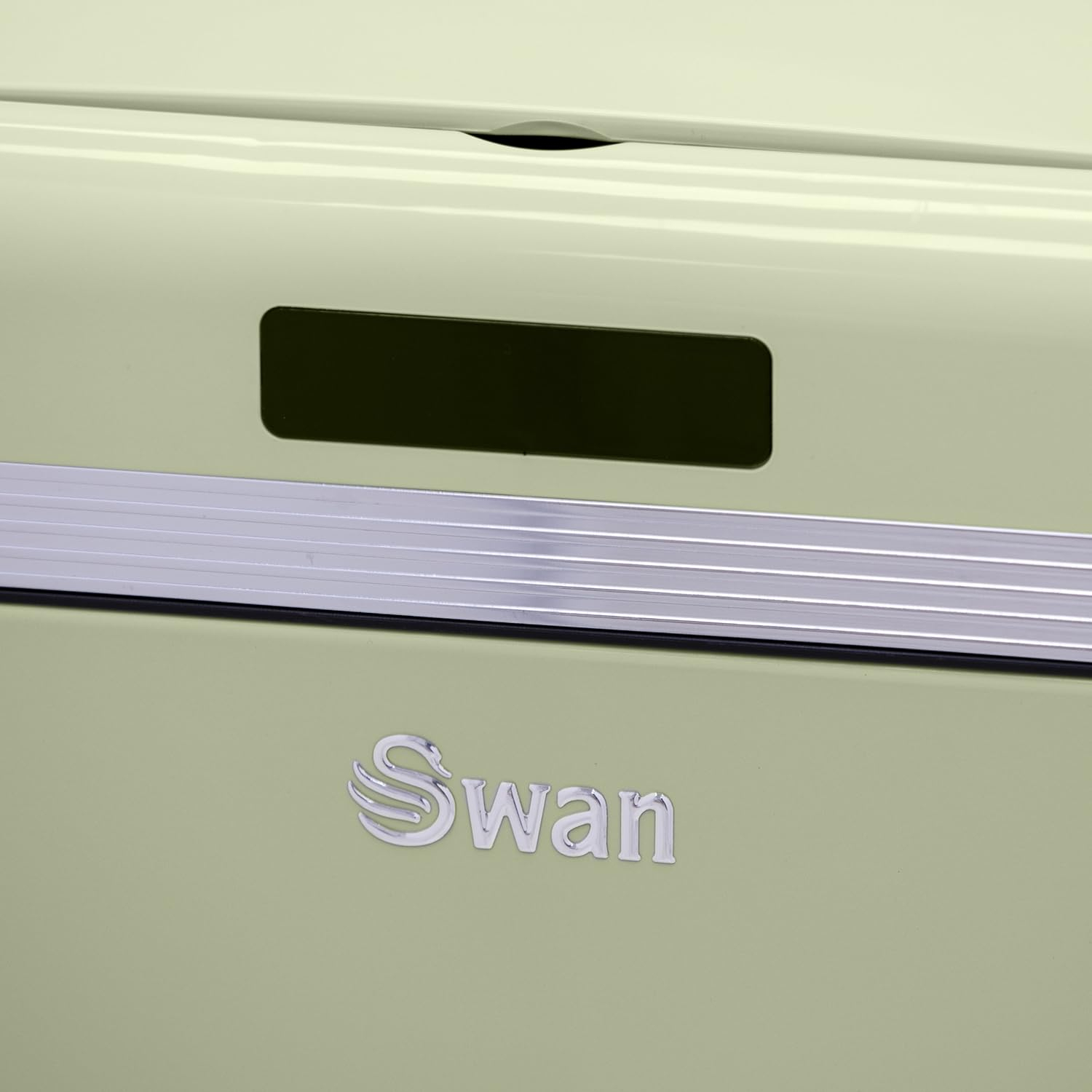 Nahaufnahme eines hellgrünen Kühlschranks mit dem Markennamen Swan.