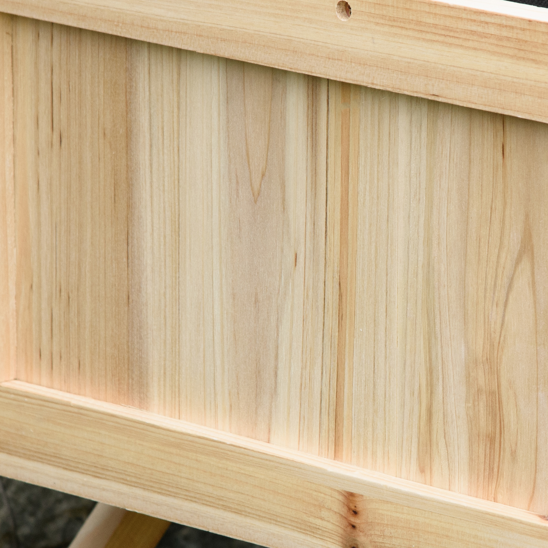 Primo piano di un pannello di legno con venature chiare. La trama è liscia e chiara.