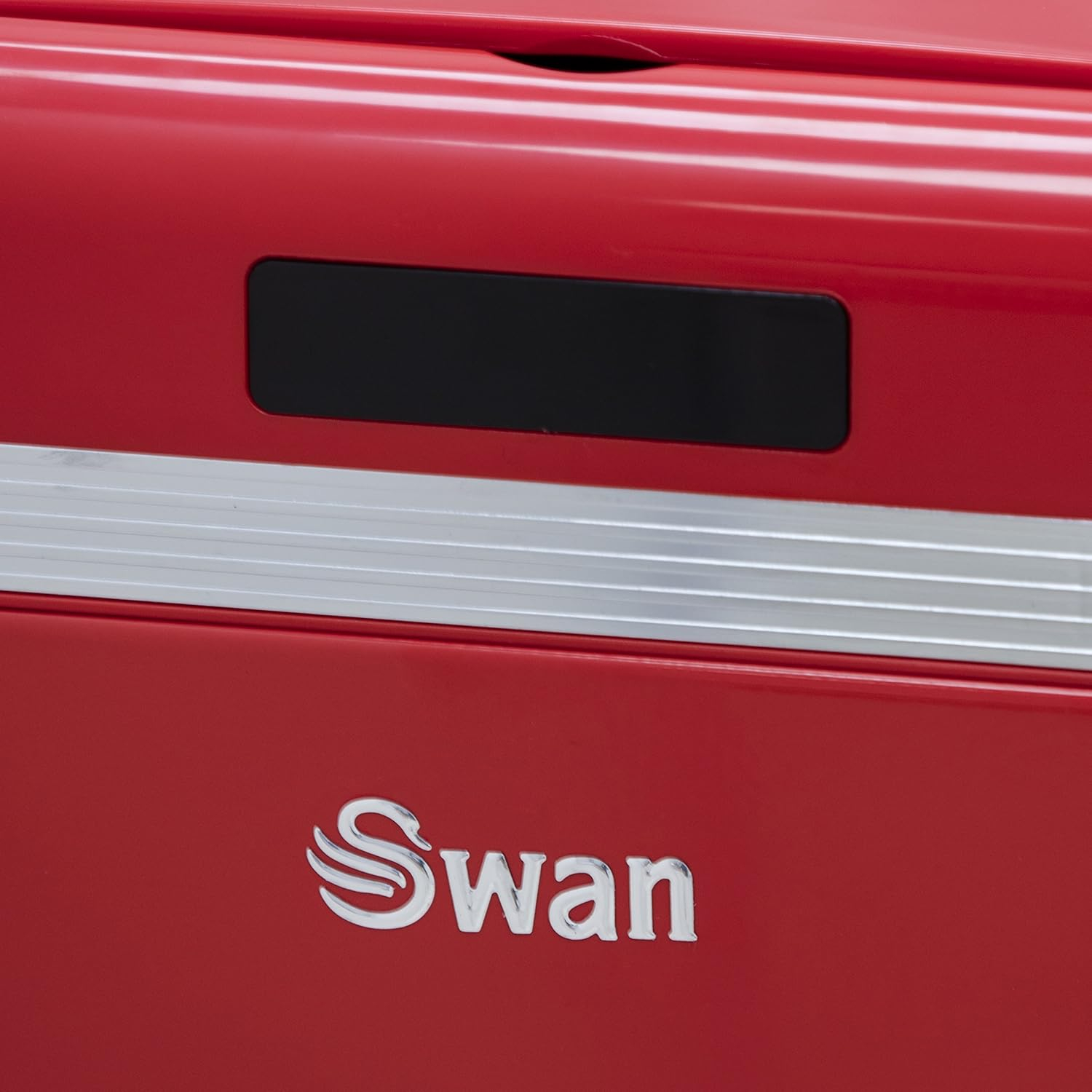 Electrodoméstico retro Swan rojo con un rectángulo negro y el logo plateado 'Swan'.