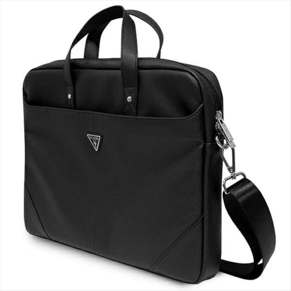 Eine schwarze Ledertasche mit Schulterriemen. Sie hat eine Vordertasche und ein silbernes Guess-Logo.