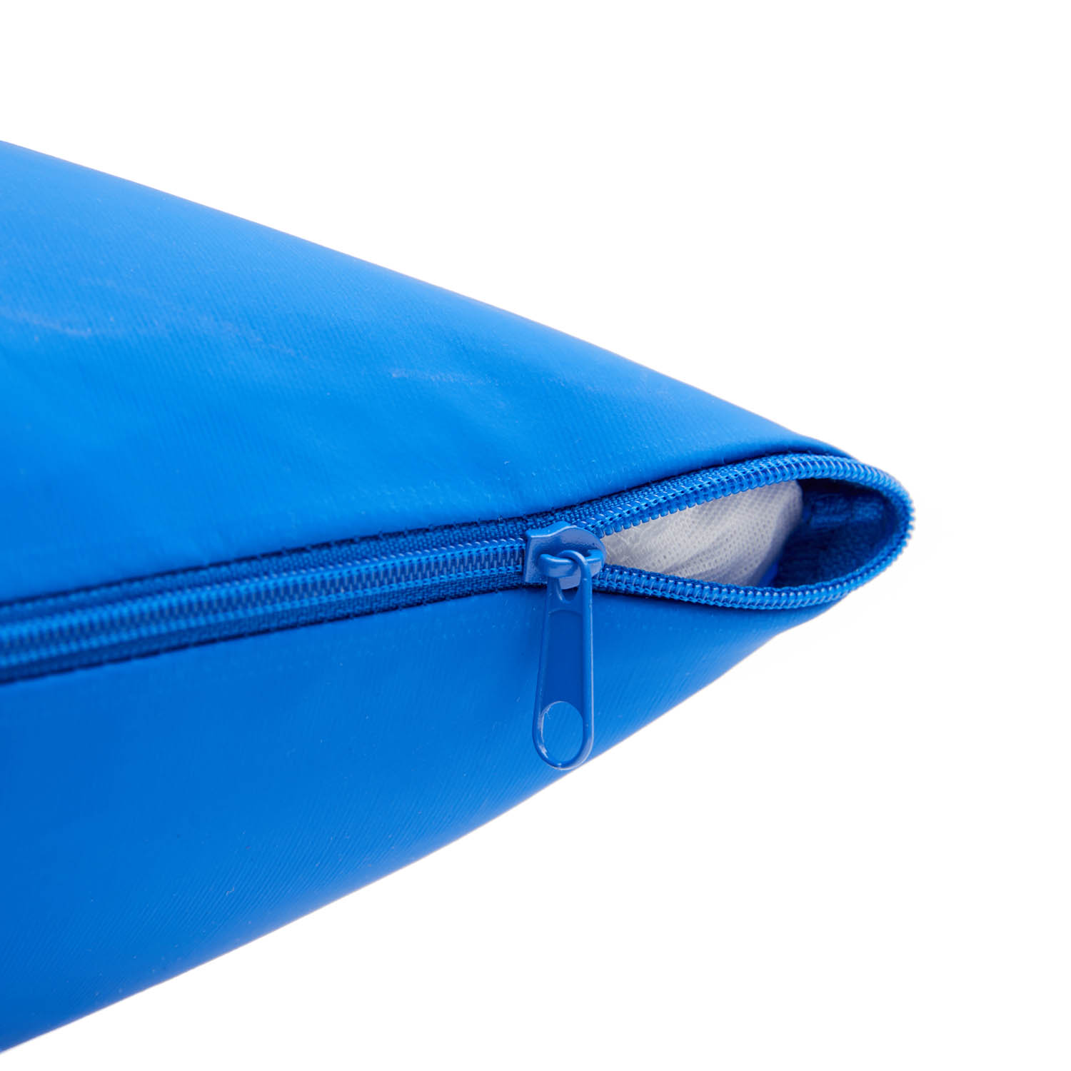 Primer plano de una almohada azul con cremallera, fondo blanco.