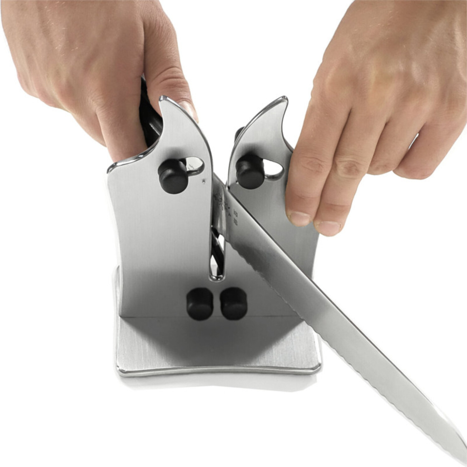 Manos usando un afilador para afilar una hoja de cuchillo dentada.