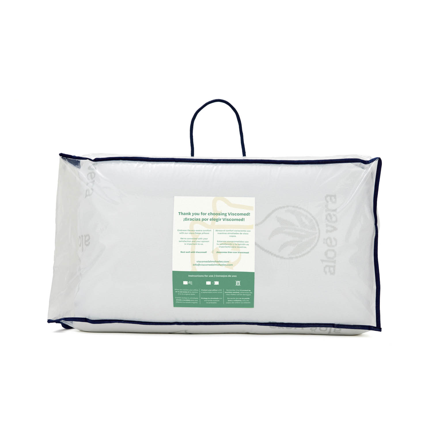 Almohada en bolsa transparente. Texto y logo Aloe vera en la almohada. Fondo blanco.