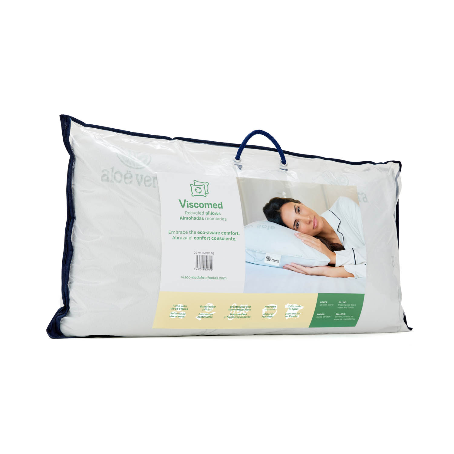 Almohada en una bolsa de plástico transparente. La bolsa tiene un asa azul y una etiqueta con texto en inglés.