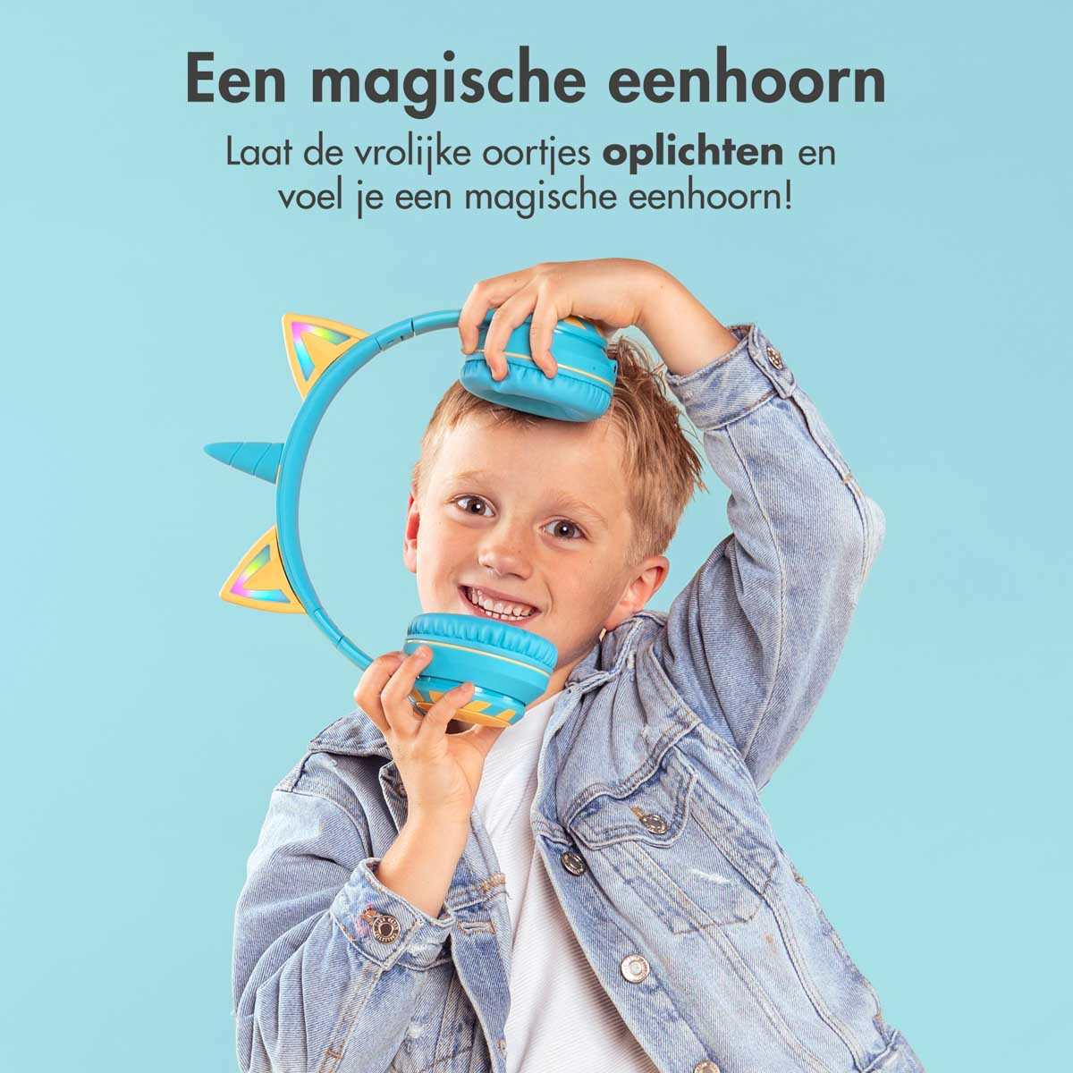 Jongen met een blauwe koptelefoon en een spijkerjasje die in de camera lacht.