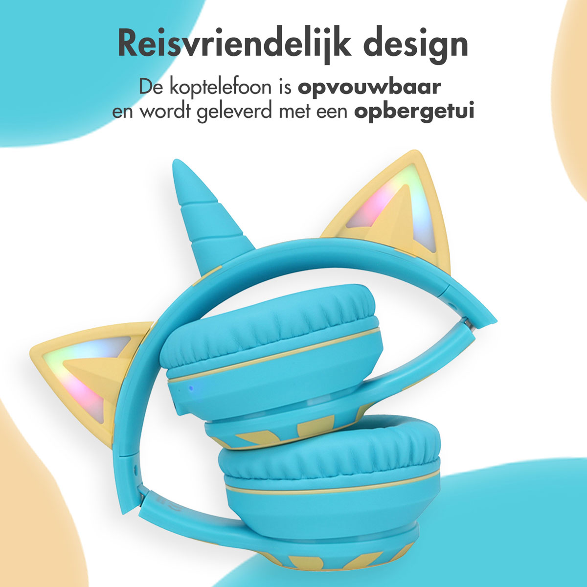 Blauwe en gele kattenoor-hoofdtelefoon, opgevouwen, op witte achtergrond.