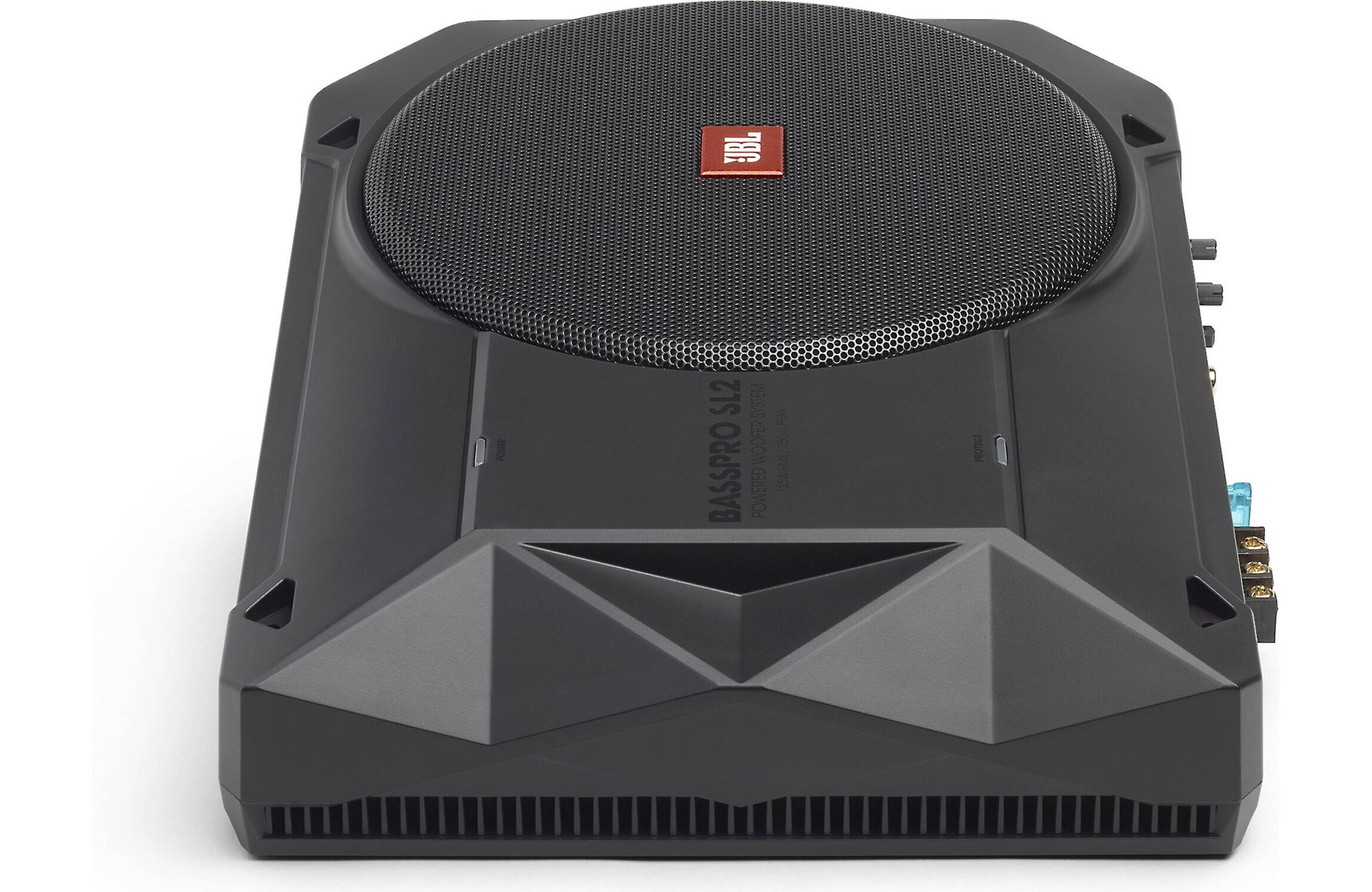 Schwarzer JBL BassPro SL2 Subwoofer. Mesh-Grill, rotes Logo und eckiges Design. Weißer Hintergrund.