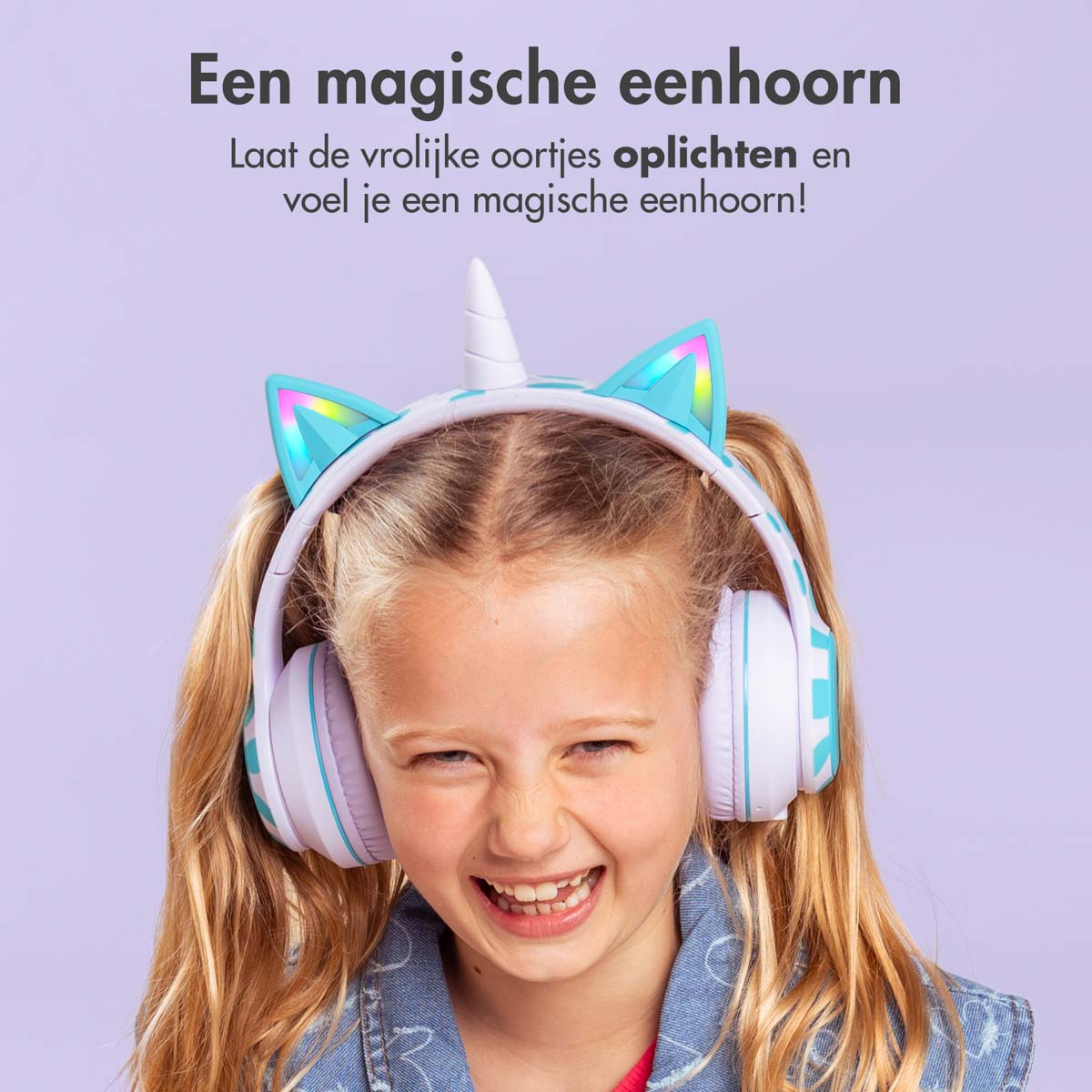 Meisje met eenhoorn koptelefoon glimlachend, op een paarse achtergrond.