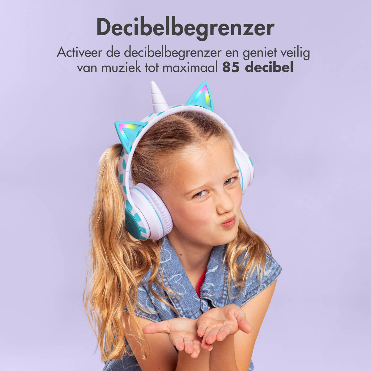 Meisje met eenhoorn koptelefoon trekt een gezicht. Handen open, handpalmen omhoog. Paarse achtergrond.