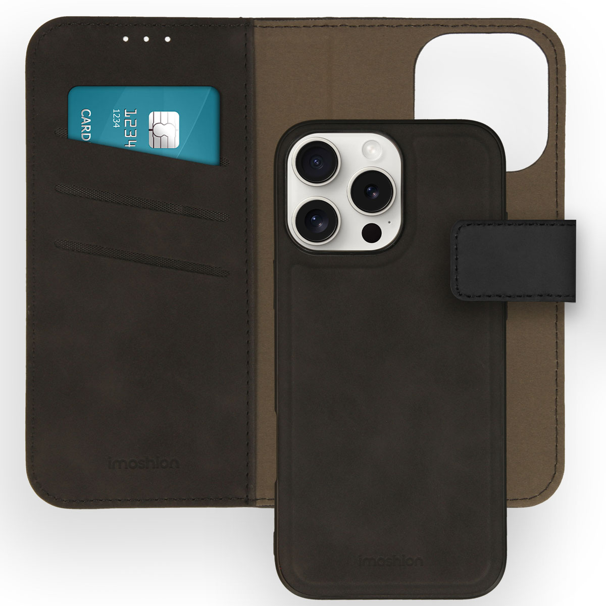 Custodia per telefono con telefono all'interno, aperta. La custodia è in pelle marrone e ha uno slot per carte con una carta verde acqua.