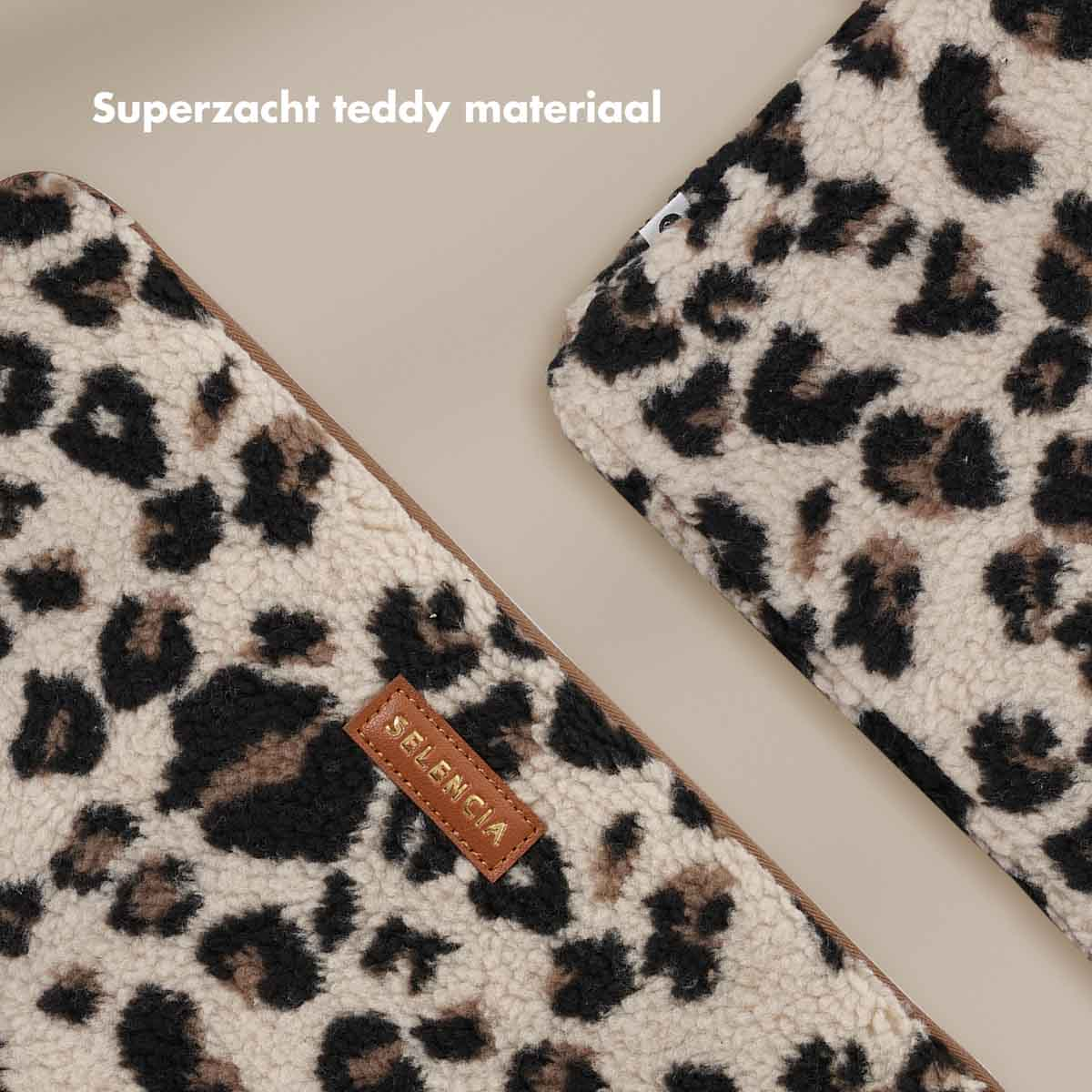 Dos esteras con estampado de leopardo con una etiqueta de marca.