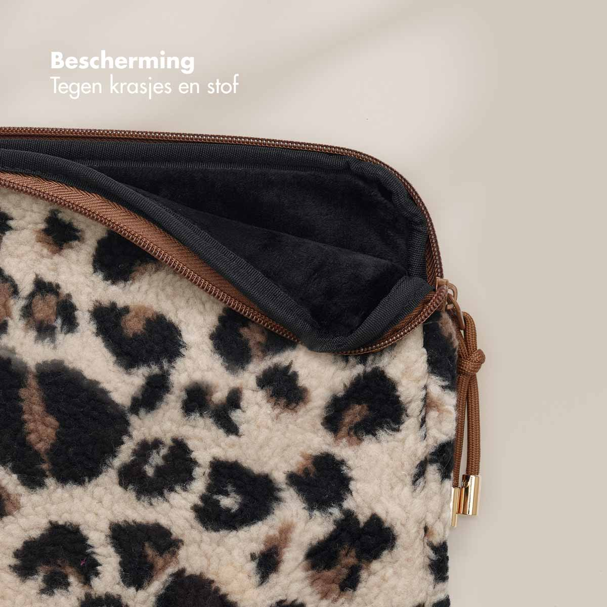 Funda para portátil con estampado de leopardo. Colores marrón, beige y negro. Abierta con interior negro.
