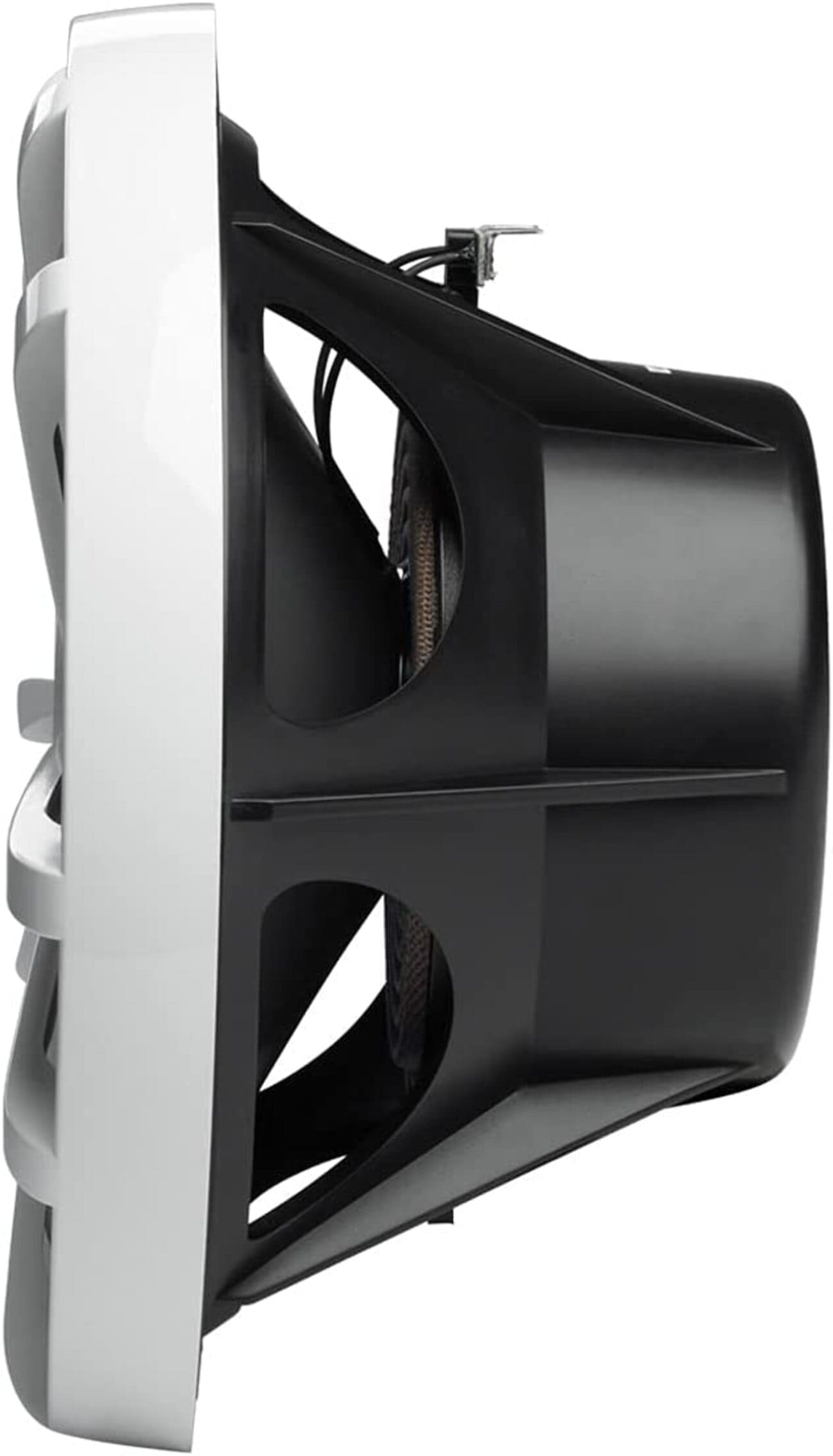 Schwarzer Subwoofer mit weißem Rand, zeigt sein Seitenprofil vor weißem Hintergrund.
