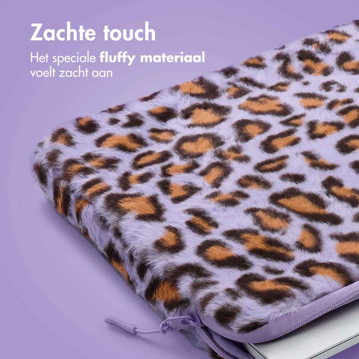 Close-up van een laptophoes met luipaardprint met rits.