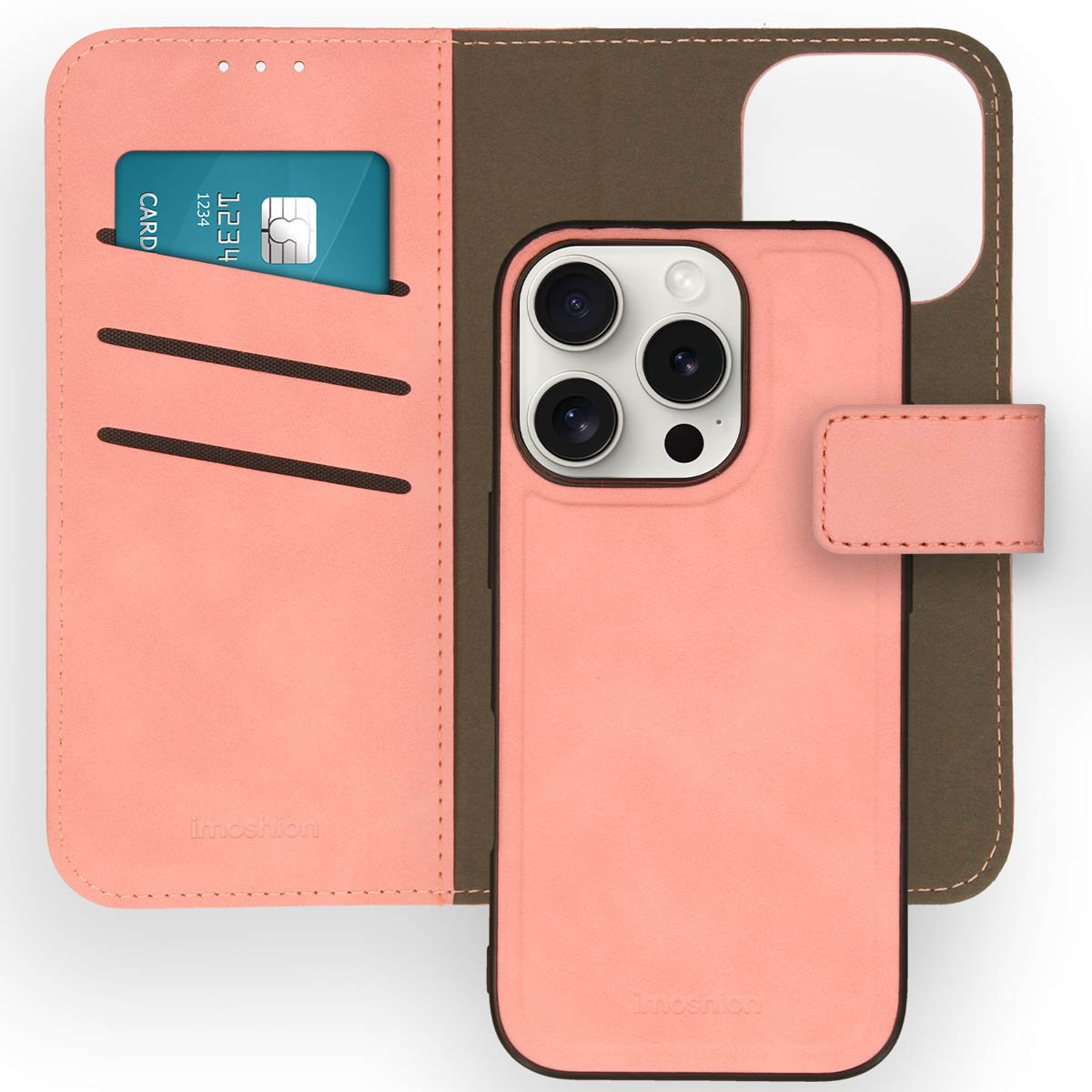 Un étui de téléphone rose avec une carte de crédit et un portefeuille marron sur fond blanc.