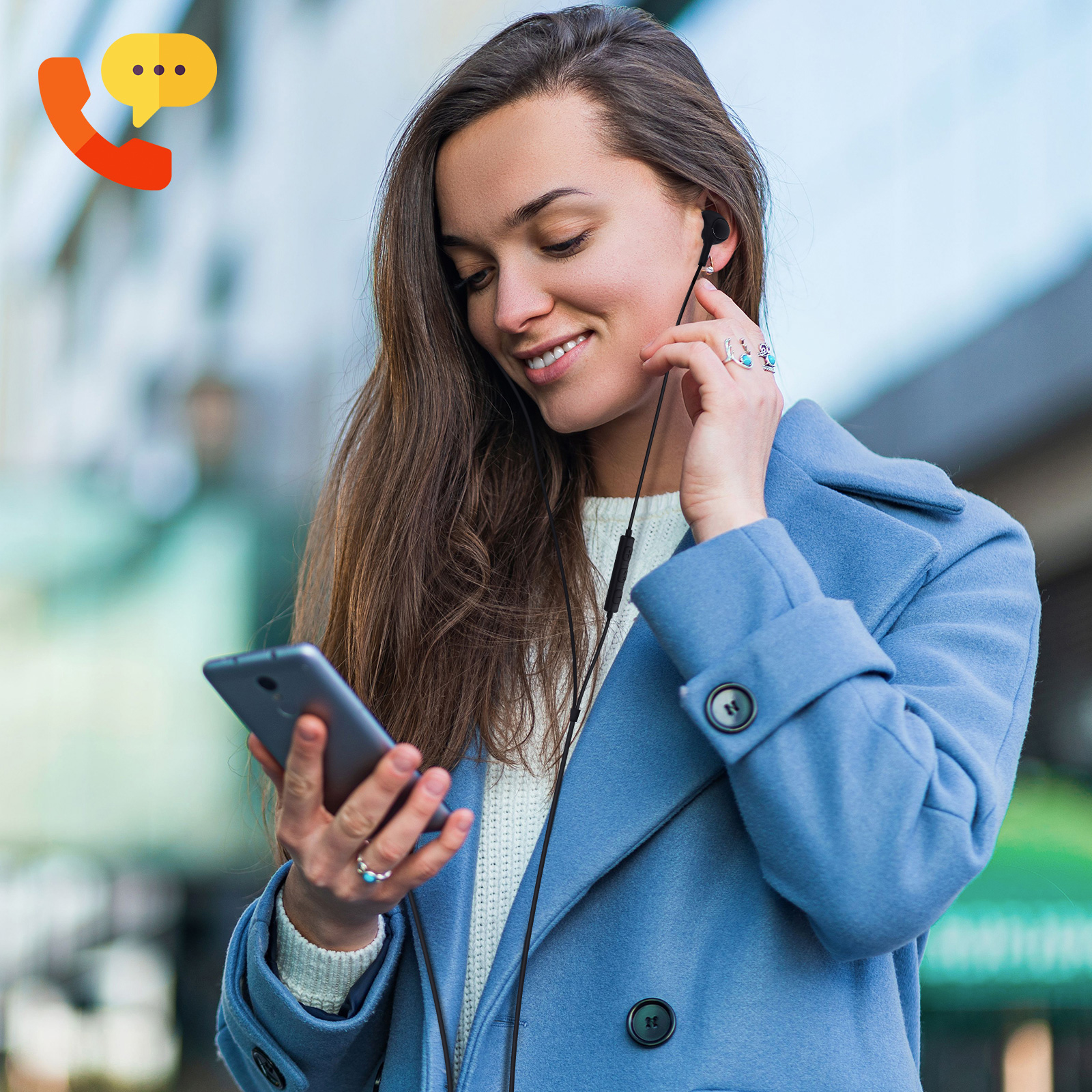 Mujer con abrigo azul sosteniendo un teléfono y usando auriculares. Icono de llamada naranja arriba a la izq.
