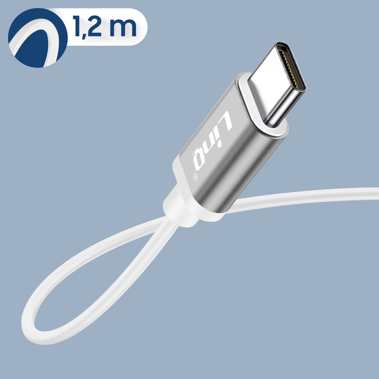 Ein weißes USB-C-Kabel mit silbernem Stecker vor hellblauem Hintergrund.