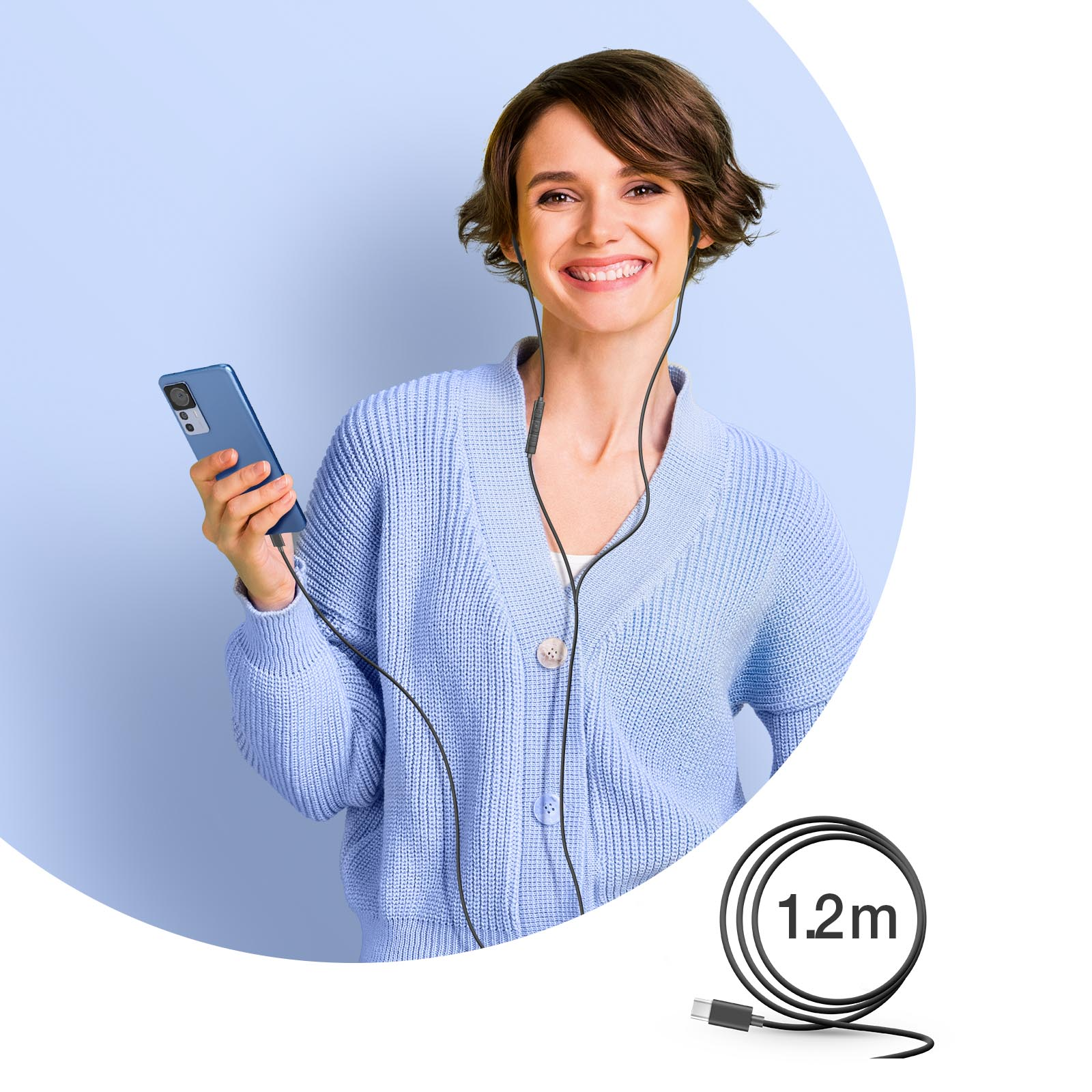 Vrouw met koptelefoon en telefoon lacht. Een zwarte kabel is aan de telefoon bevestigd.