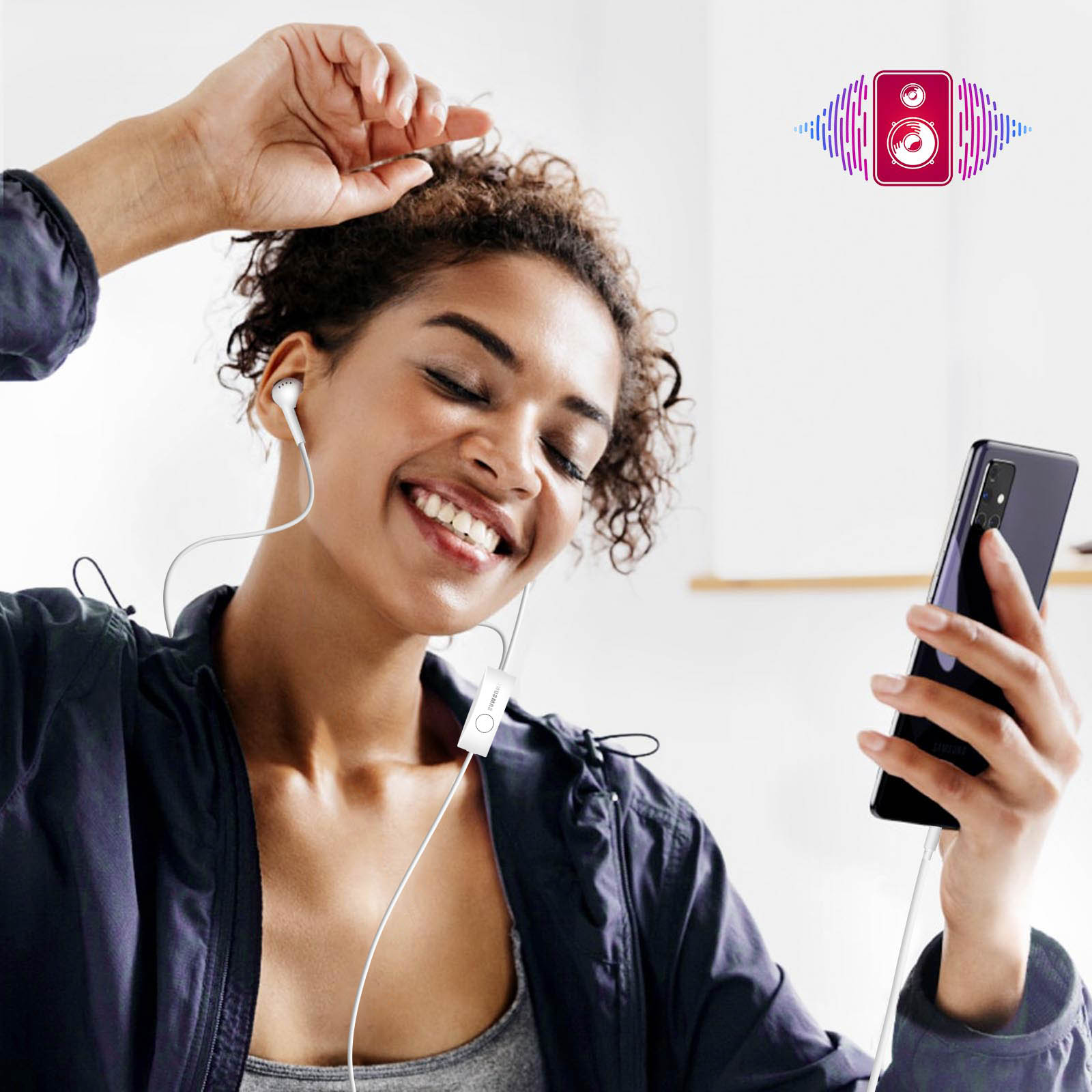 Una donna che ascolta musica sul suo telefono con le cuffie.