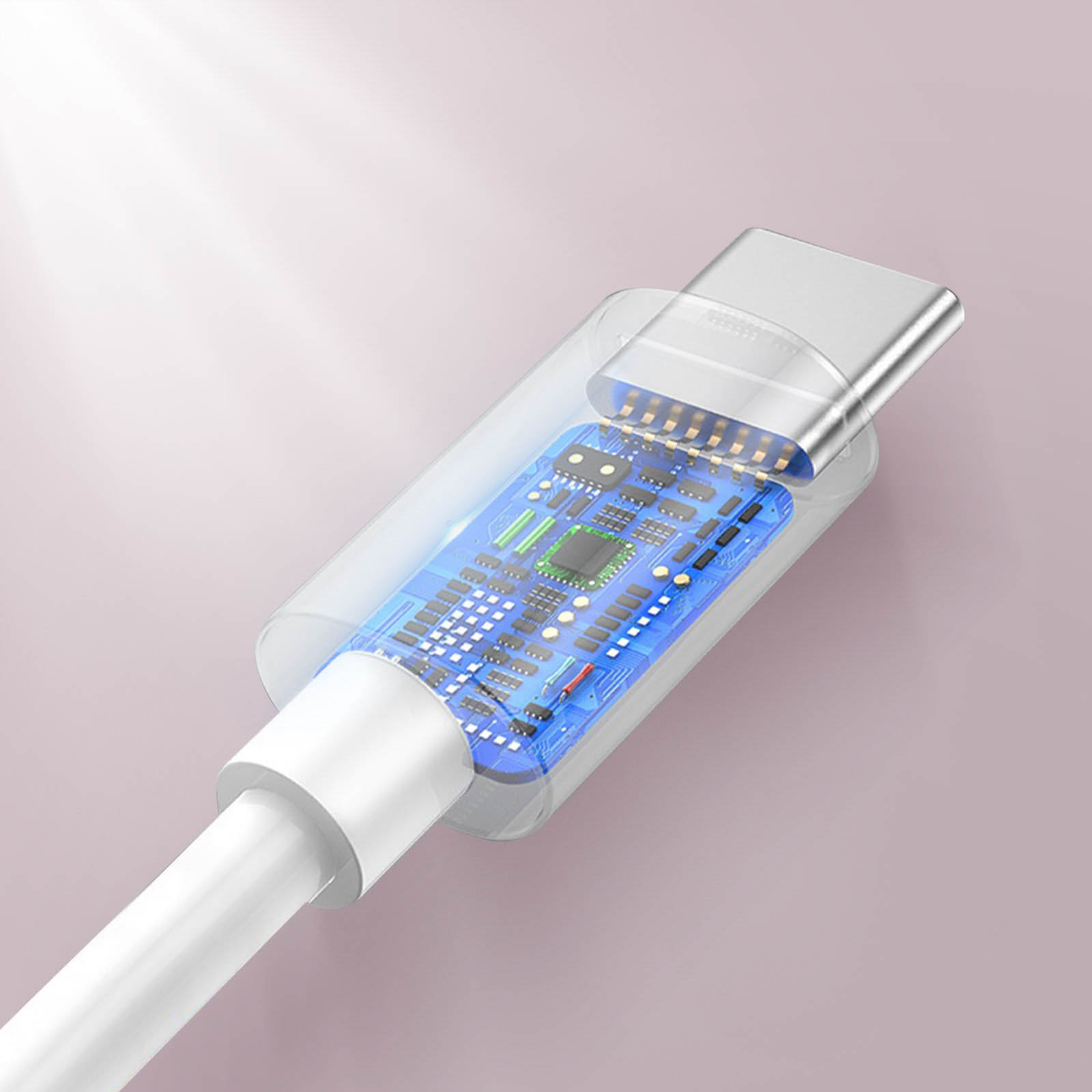 Nahaufnahme eines USB-C-Kabels mit transparentem Gehäuse, das die interne Schaltung zeigt. Weißes Kabel.