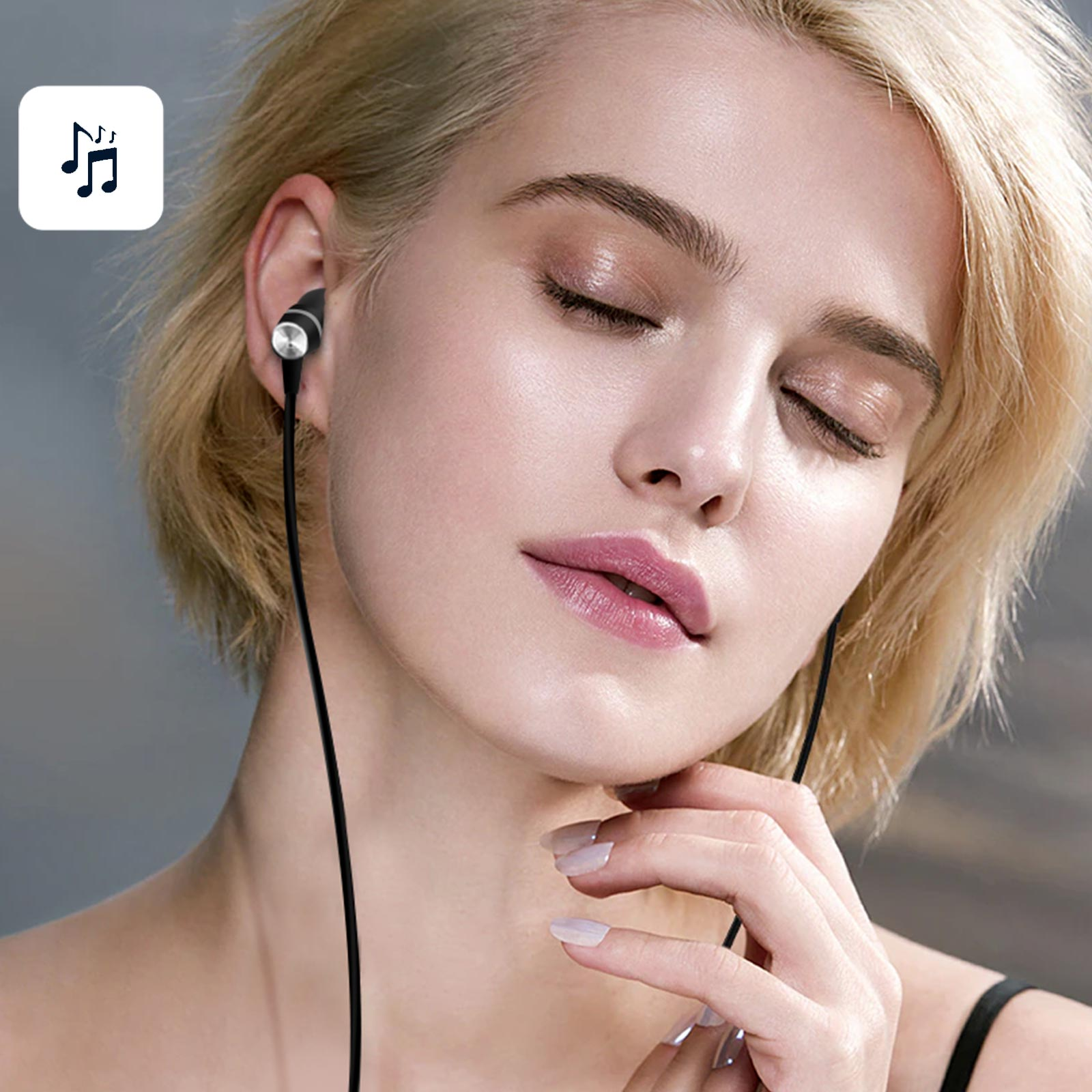 Mujer con los ojos cerrados usando auriculares. Icono de nota musical en la esquina.
