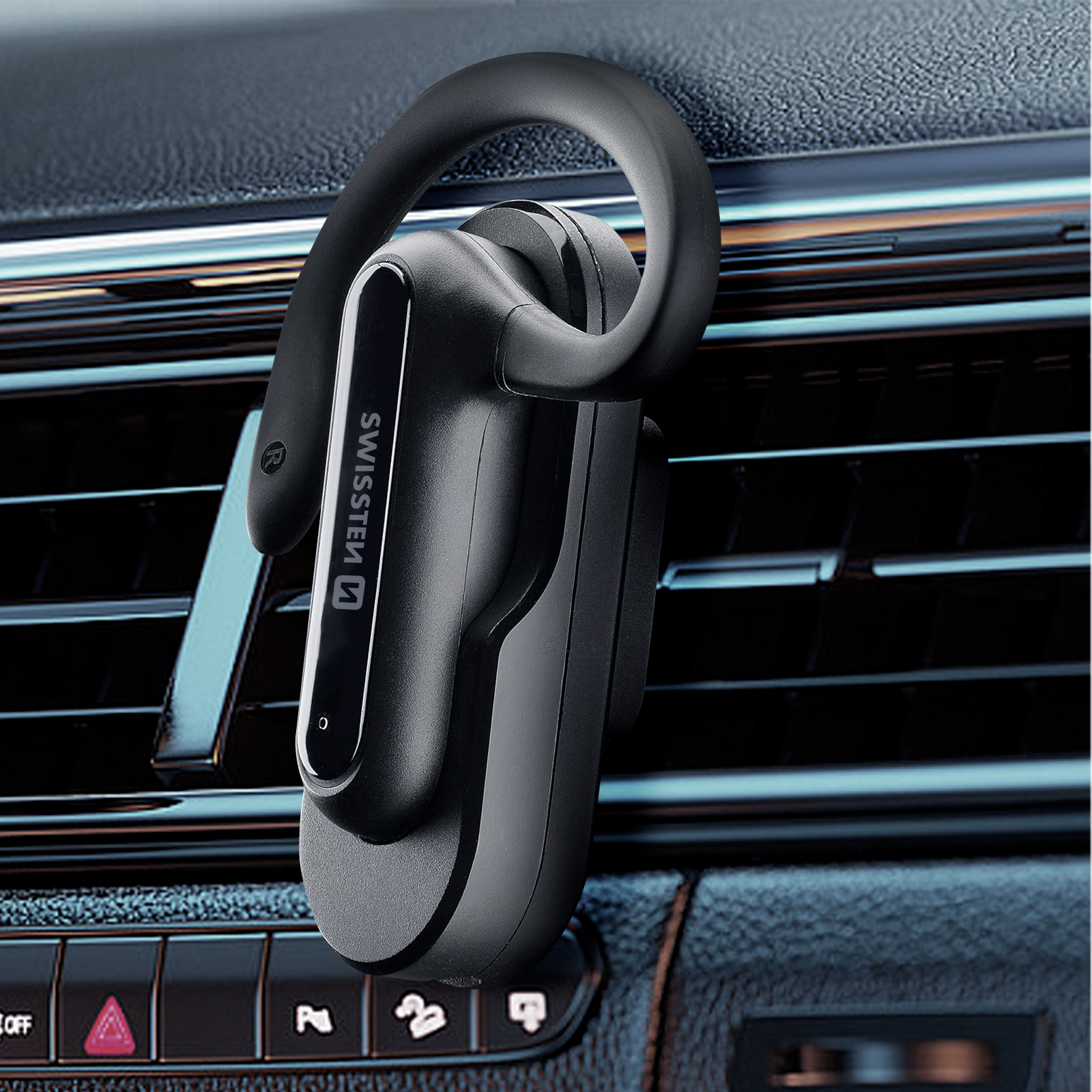 Schwarzes Bluetooth-Headset an der Lüftung im Auto befestigt. Es ist zum Fahrer hin abgewinkelt.