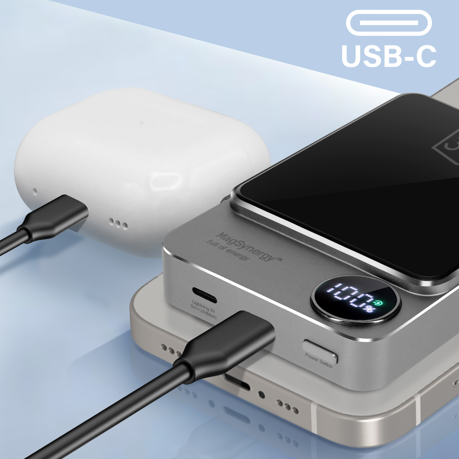 Białe etui na słuchawki bezprzewodowe i srebrny power bank, z telefonem, kablami i portem USB-C.