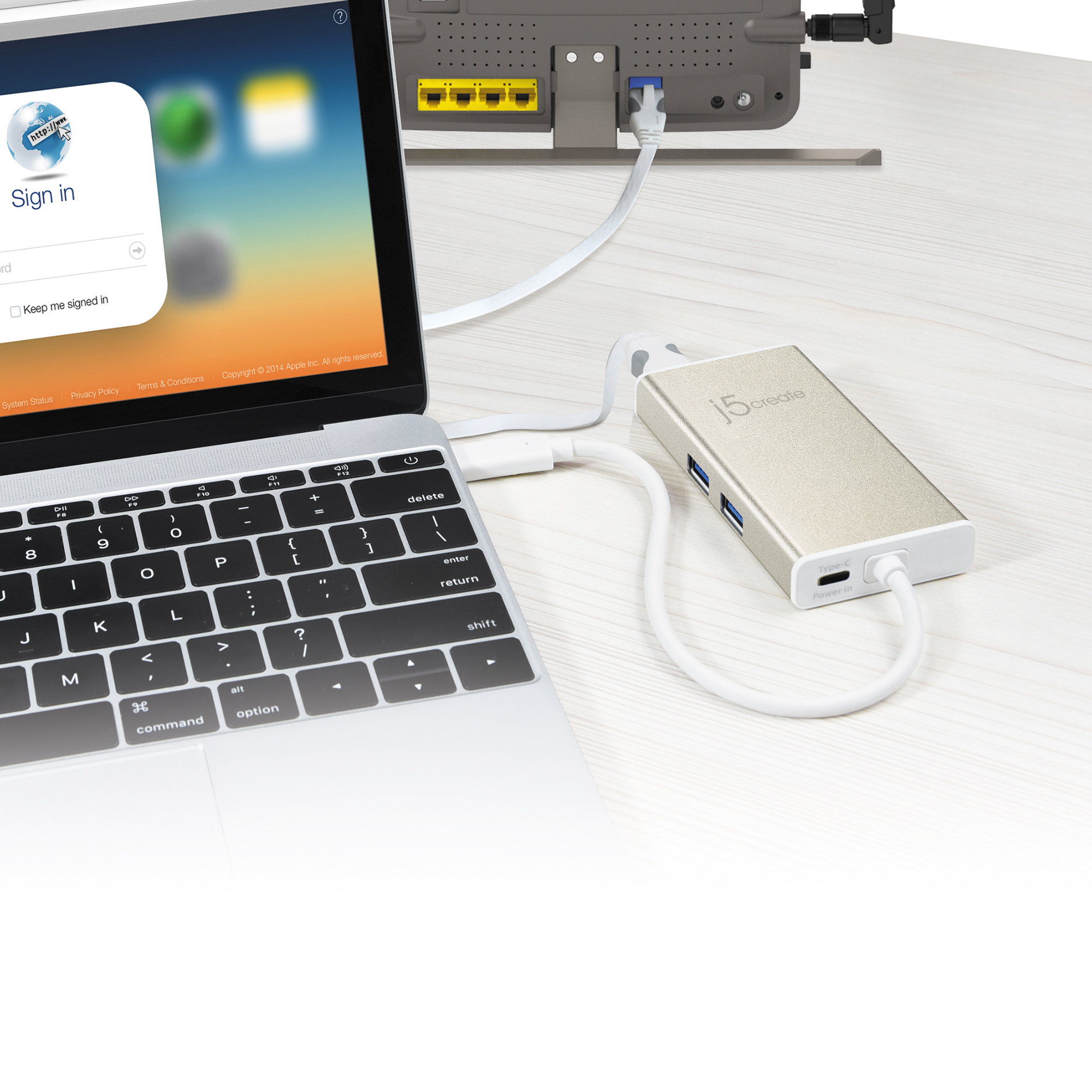 Silberner USB-C-Hub, verbunden mit einem Laptop und einem Router.