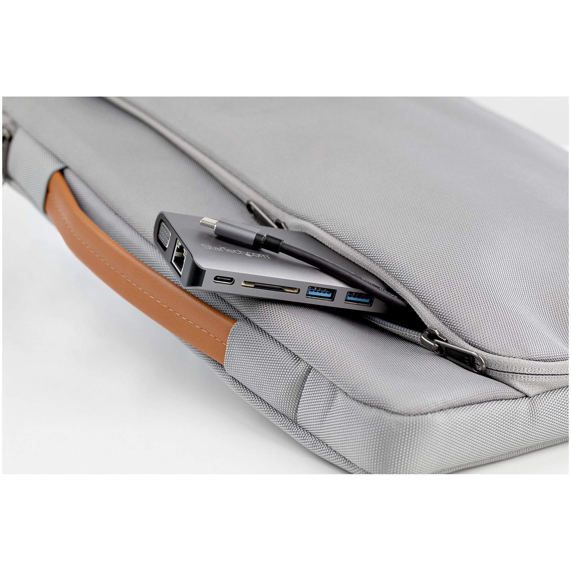 Una custodia grigia per laptop con maniglia. Un hub con porte è nella tasca della custodia.
