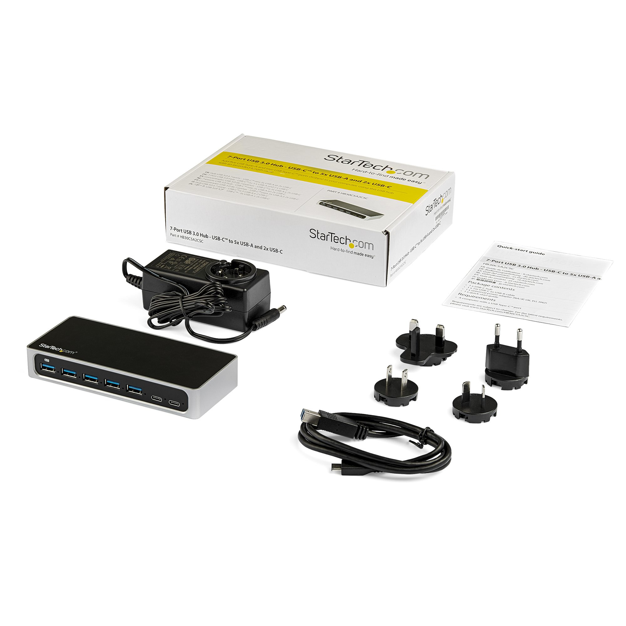 Ein USB-Hub mit verschiedenen Steckern, Kabeln und Zubehör, präsentiert auf einer weißen Oberfläche.