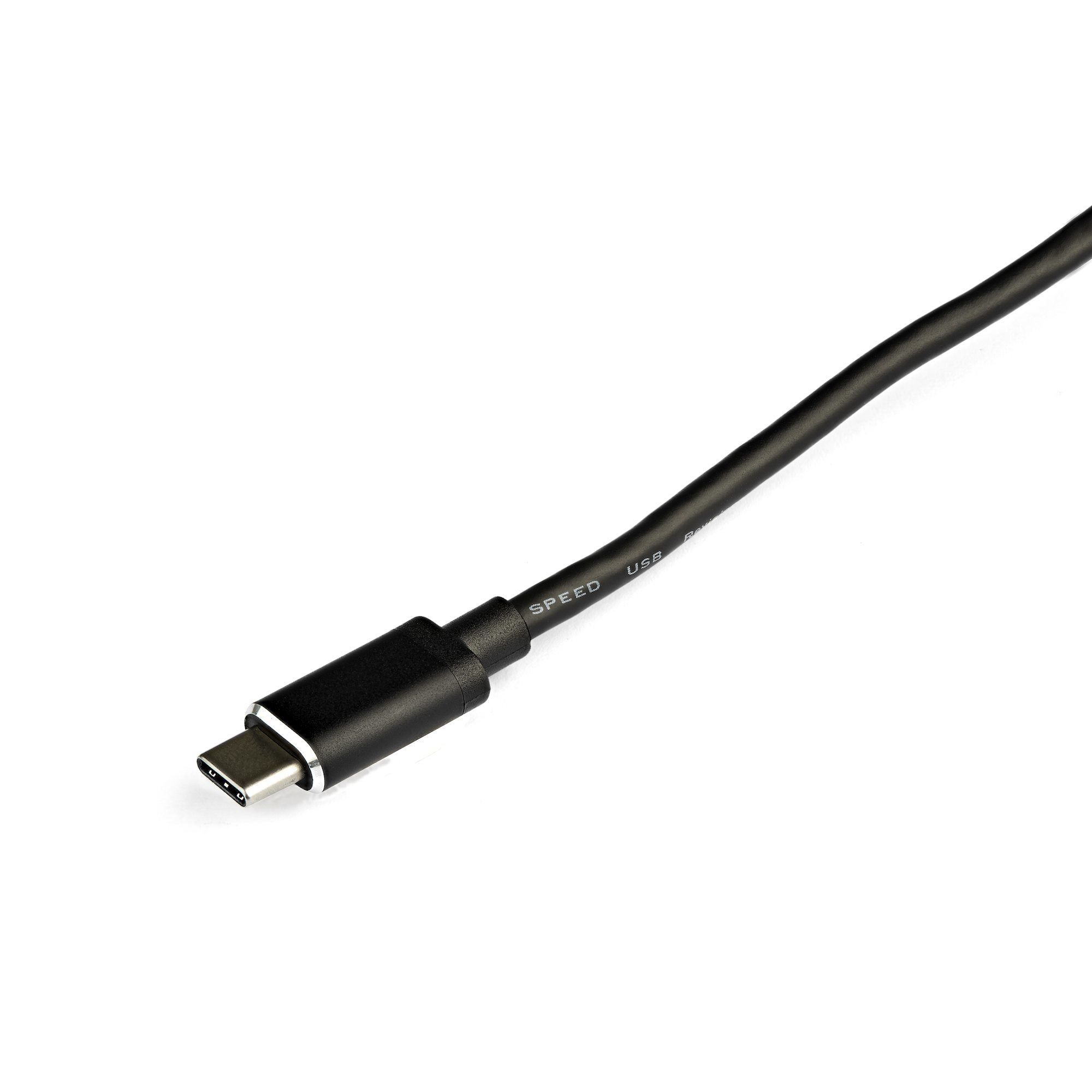 Un cable USB-C negro se muestra sobre un fondo blanco. El cable está en ángulo, con el extremo USB-C enfocado.