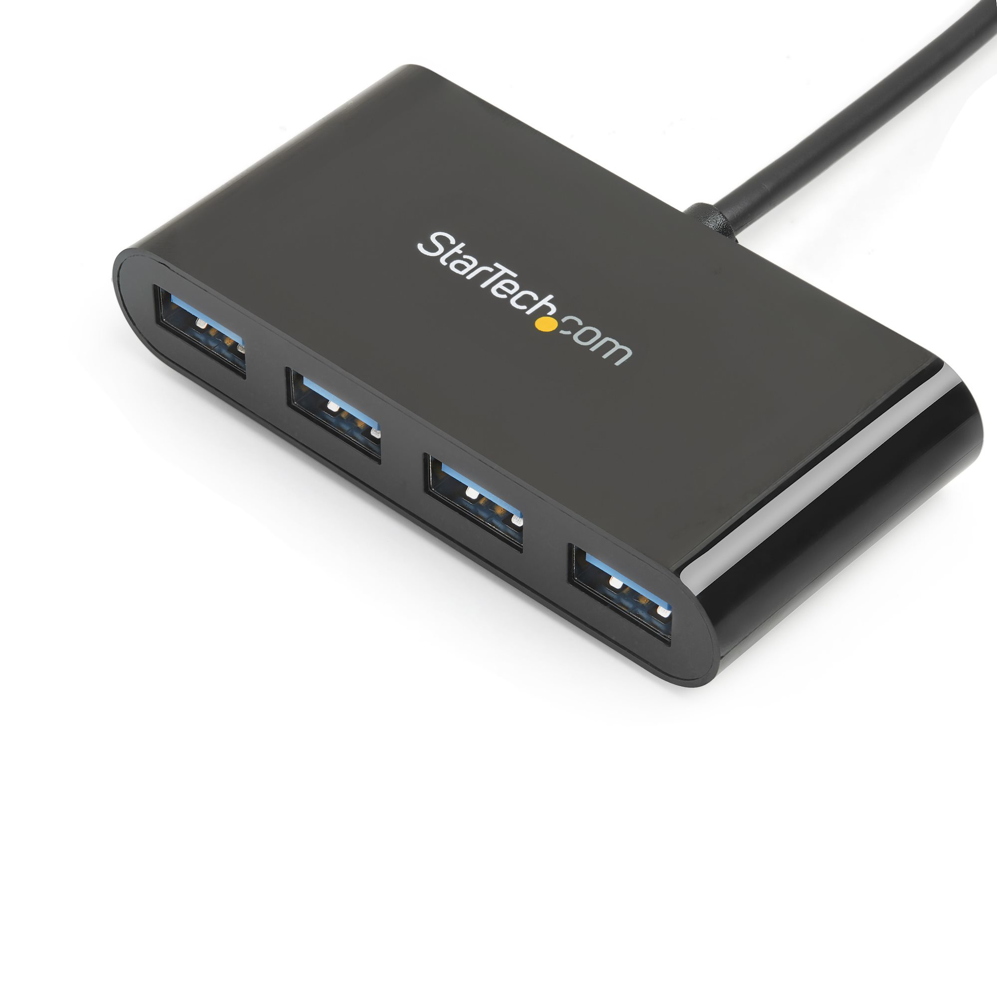 Hub USB nero con quattro porte USB. L'hub è a fuoco. Lo sfondo è bianco.