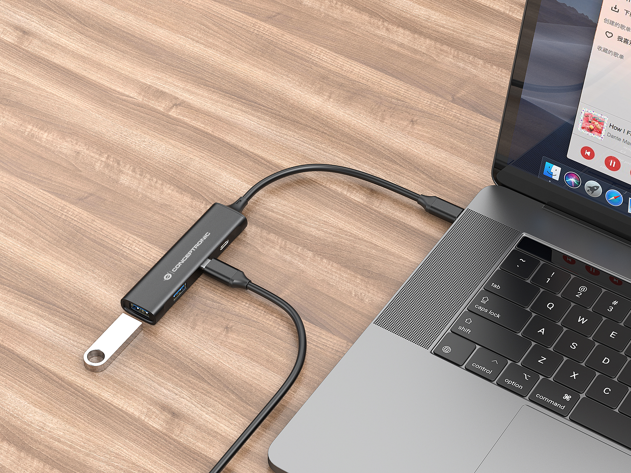 Ein Laptop, der an einen USB-Hub angeschlossen ist, mit einem eingesteckten USB-Laufwerk auf einer Holzoberfläche.
