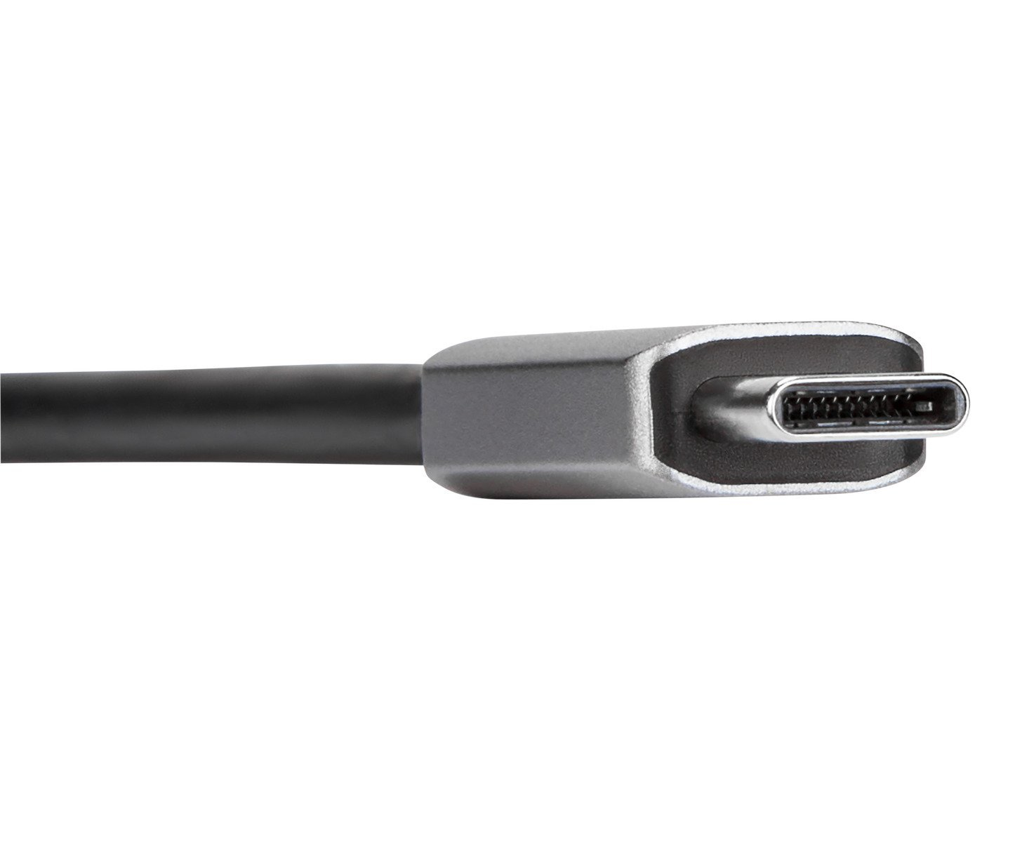 Connettore cavo USB-C. Involucro in metallo grigio sul connettore. Sfondo cavo nero.