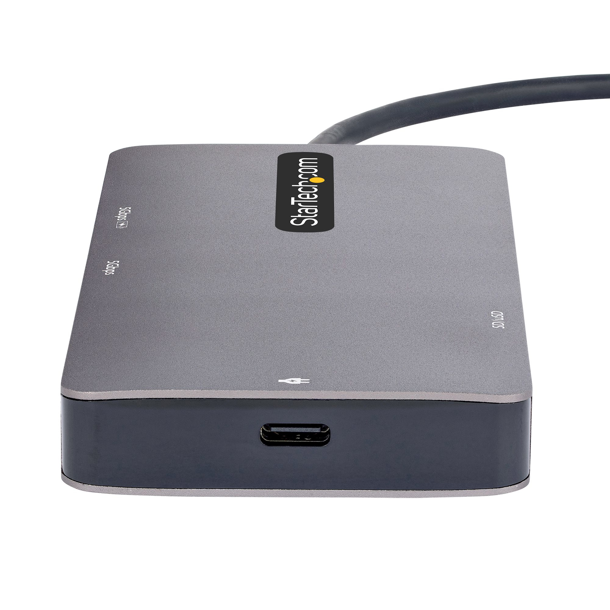 Un concentrador USB StarTech gris con un puerto USB-C, sobre una superficie blanca.